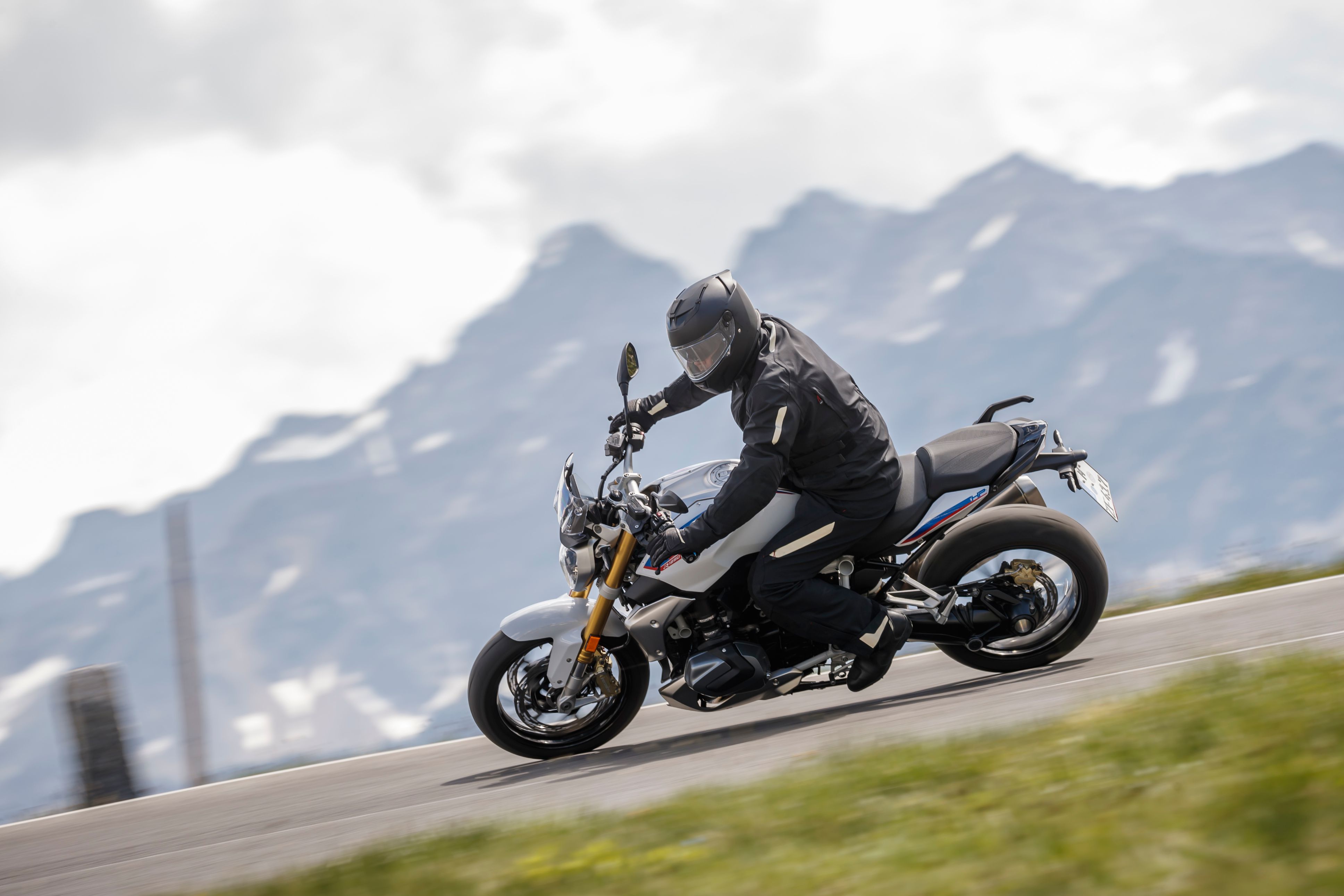 BMW launches the R 1250R and the R 1250 RT in India BMW launches the R 1250R and the R 1250 RT in India