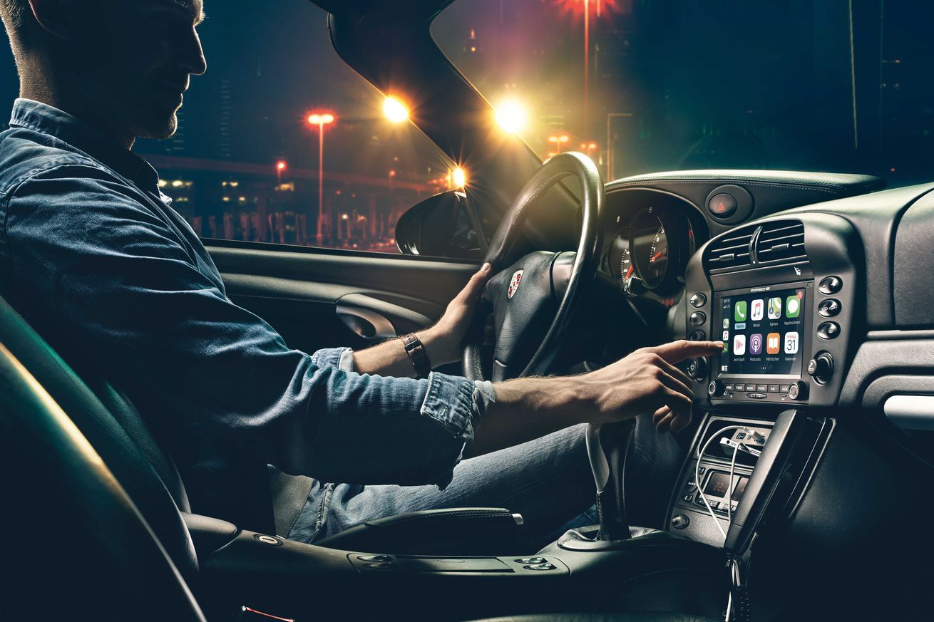 Porsche will retrofit a modern infotainment system in your classic car Porsche will retrofit a modern infotainment system in your classic car
