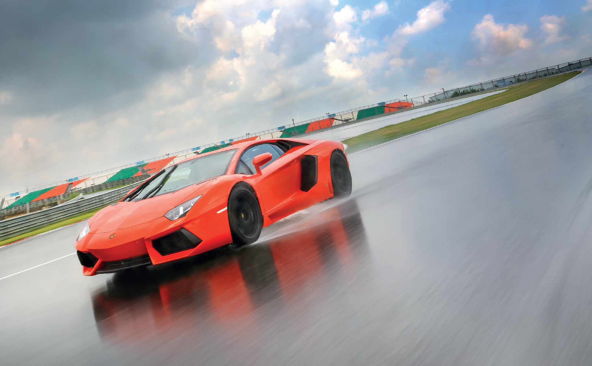 Lamborghini Aventador LP700-4 on a wet BIC. 300kmph club, part 5 Lamborghini Aventador LP700-4 on a wet BIC. 300kmph club, part 5
