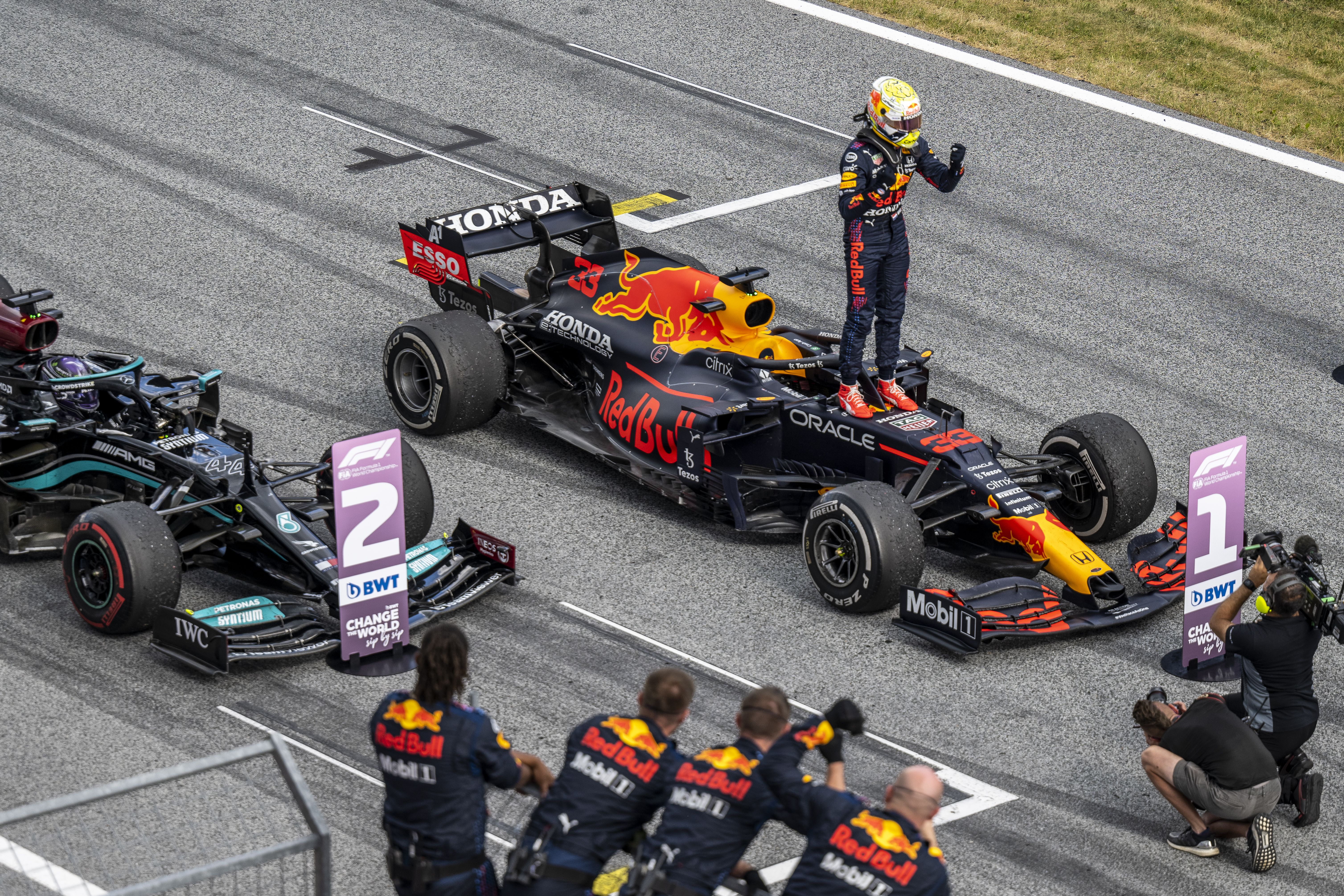 Mercedes-AMG losing ground to Red Bull Racing for the 2021 F1 title fight: Here’s why! Mercedes-AMG losing ground to Red Bull Racing for the 2021 F1 title fight: Here’s why!