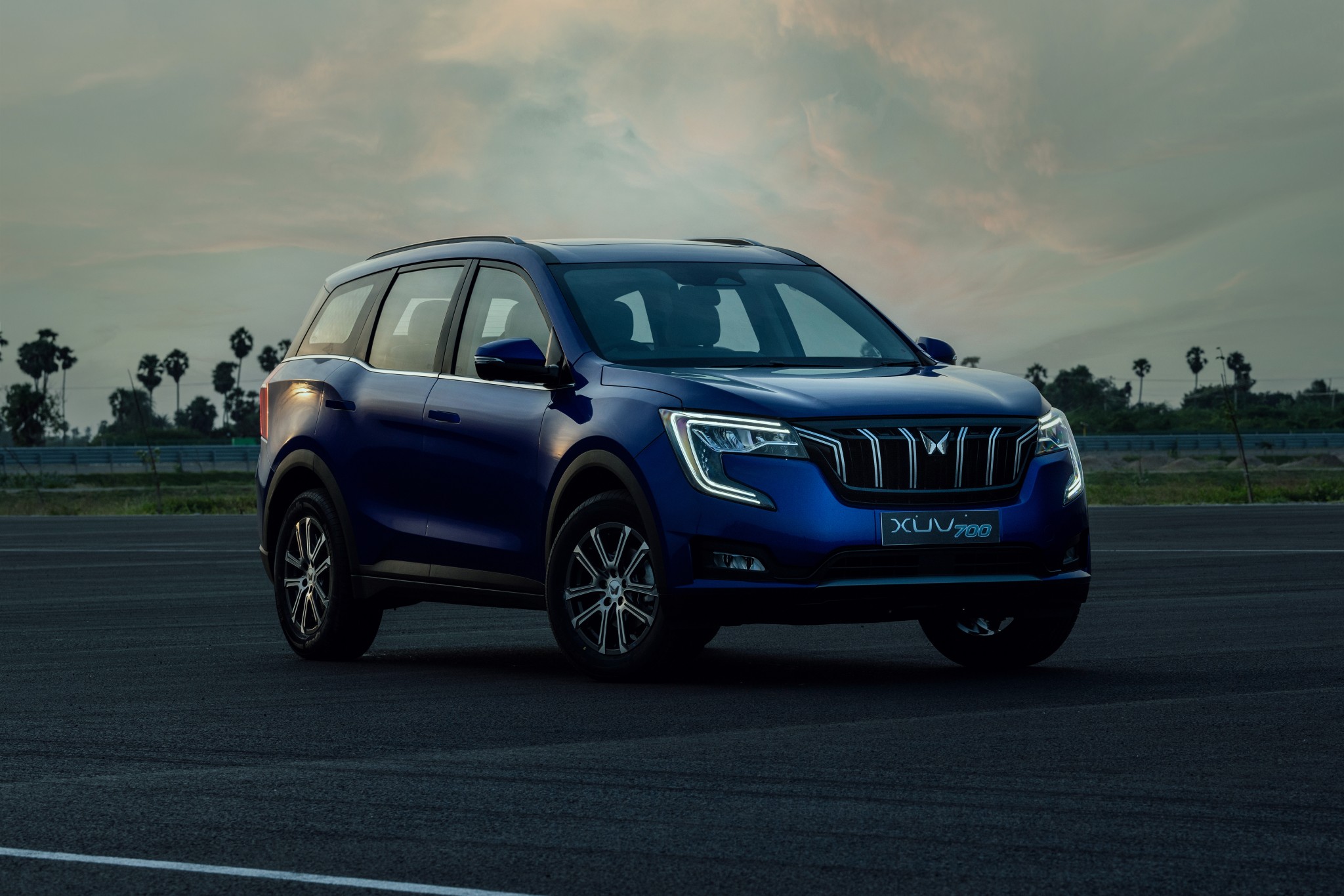 Mahindra XUV700 unveiled, gets two engine options and AWD Mahindra XUV700 unveiled, gets two engine options and AWD