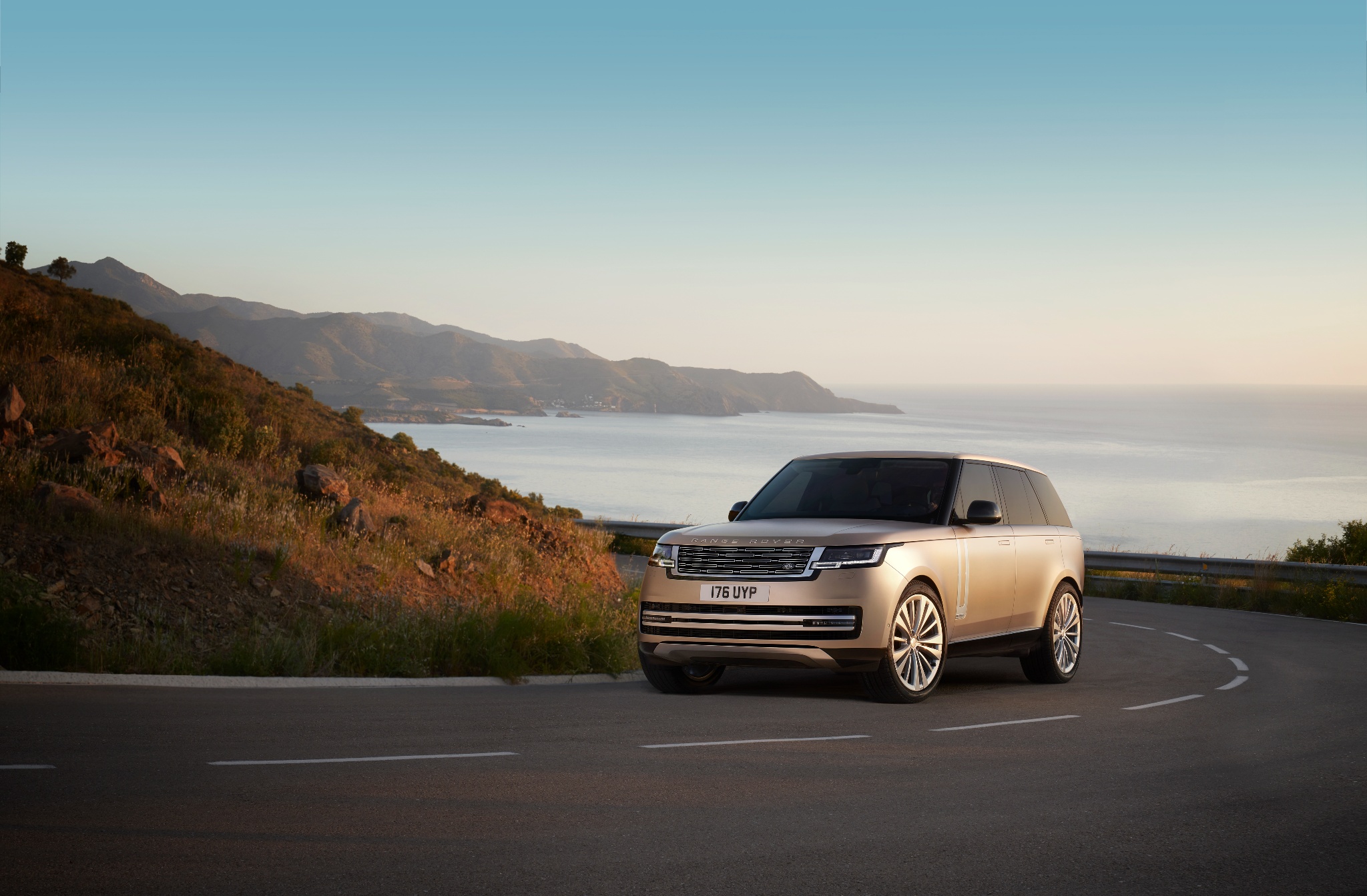 New 2022 Range Rover revealed – the Rolls Royce Cullinan’s nightmare reloaded