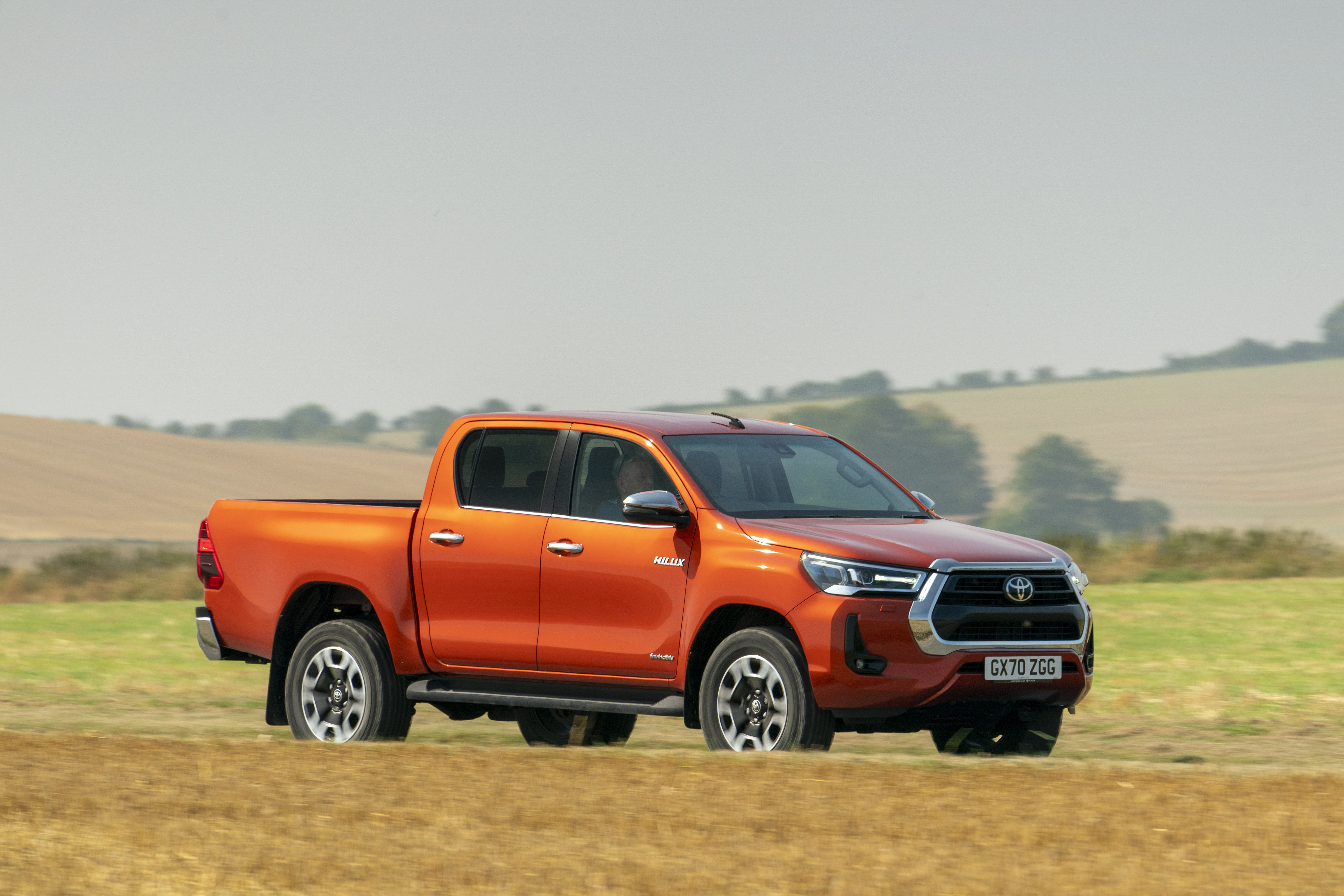Toyota Hilux vs Isuzu D-Max V-Cross — Specification Comparison Toyota Hilux vs Isuzu D-Max V-Cross — Specification Comparison