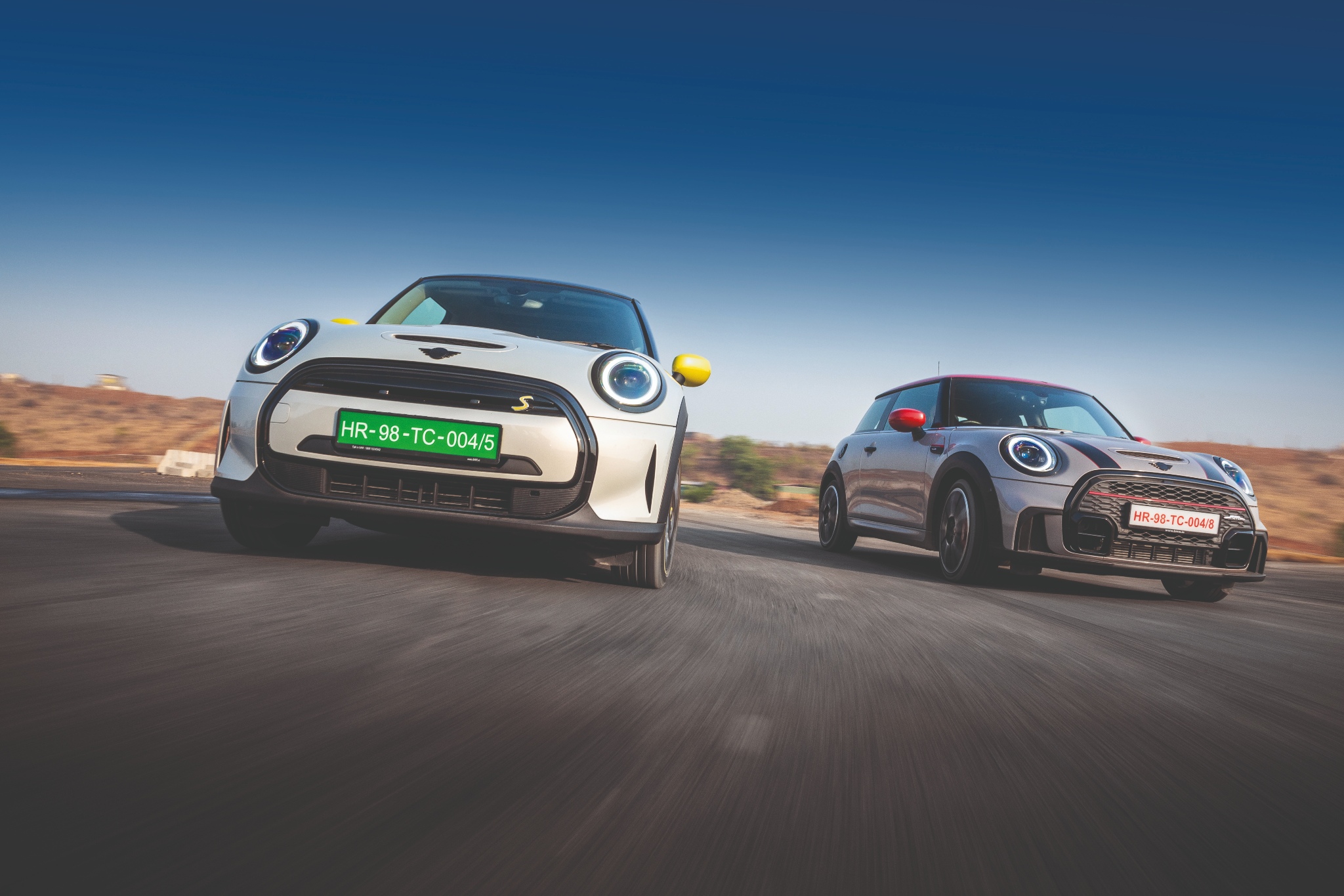 Mini Cooper SE vs Mini JCW Mini Cooper SE vs Mini JCW