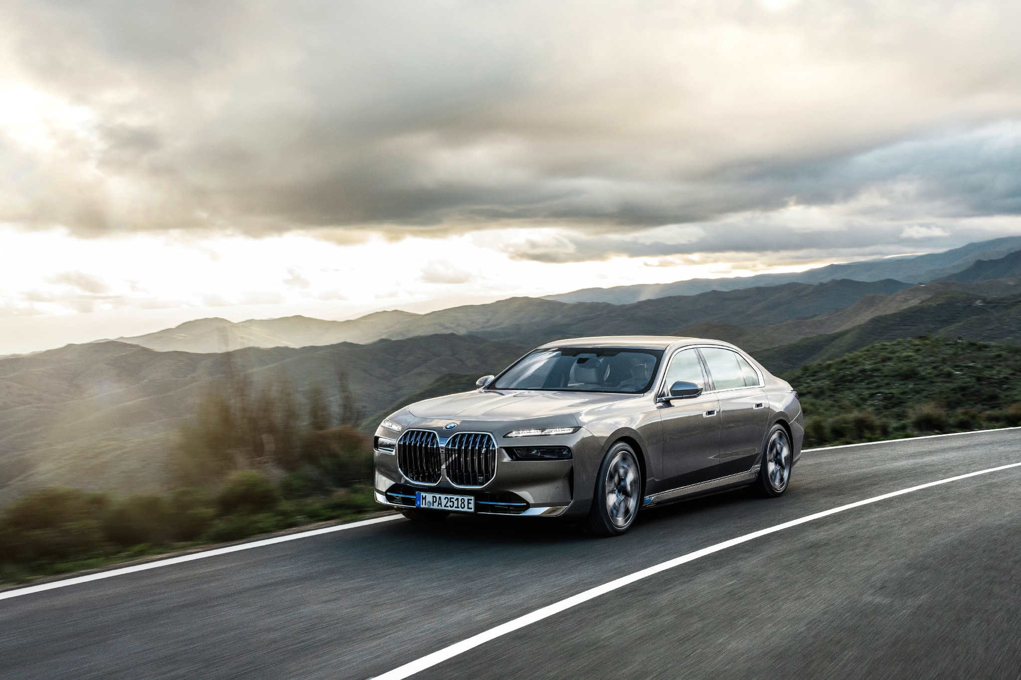 2023 BMW i7 and 7 Series review: Luxury gets edgy 2023 BMW i7 and 7 Series review: Luxury gets edgy