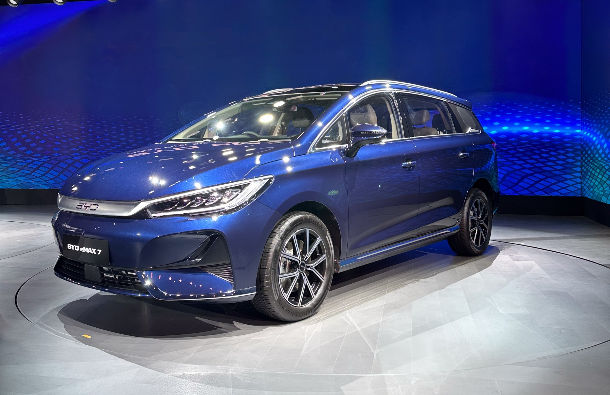 BYD eMAX 7 launched at ₹26.9 lakh, gets two battery options BYD eMAX 7 launched at ₹26.9 lakh, gets two battery options