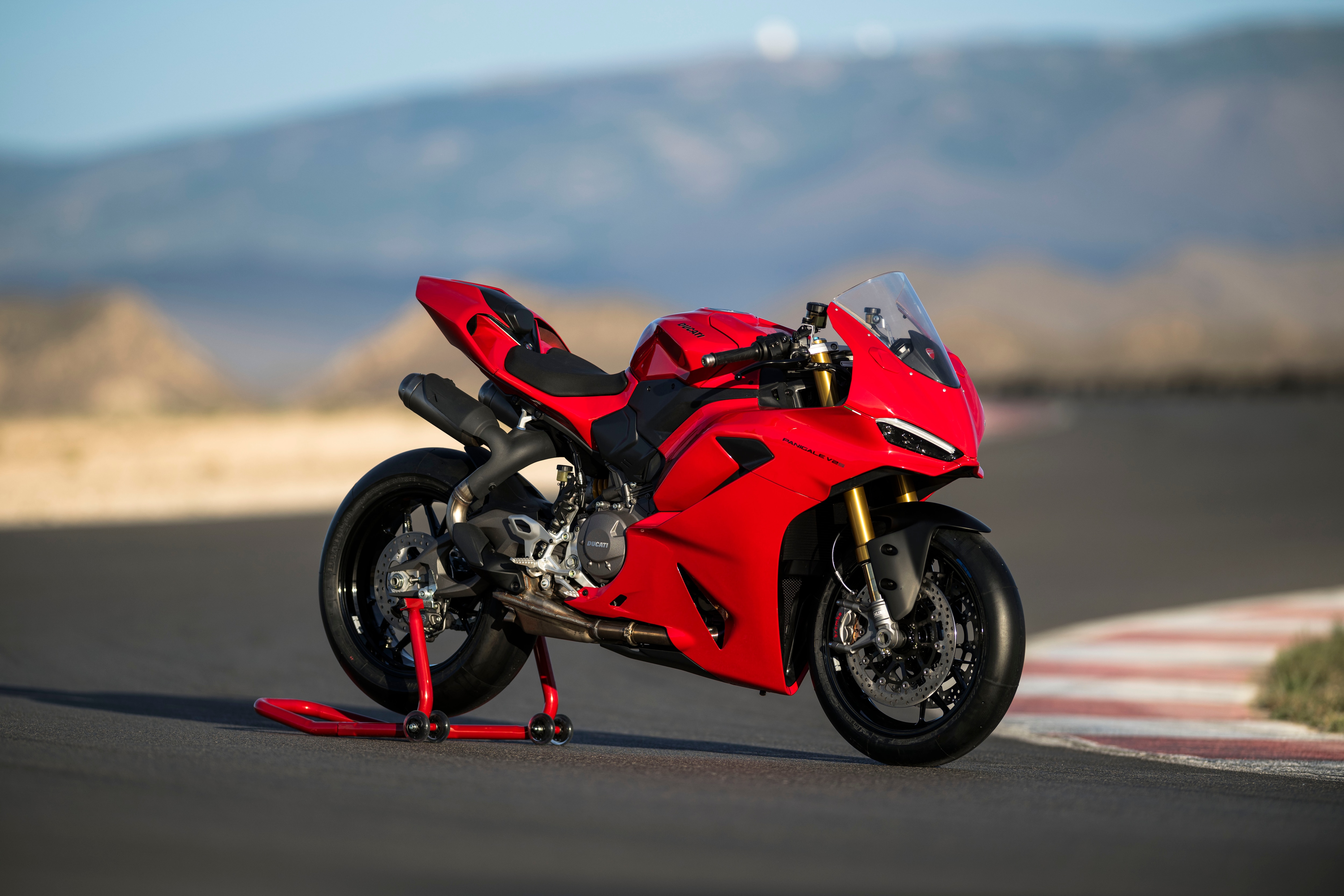 2025 Ducati Panigale V2 and Streetfighter V2 unveiled at EICMA