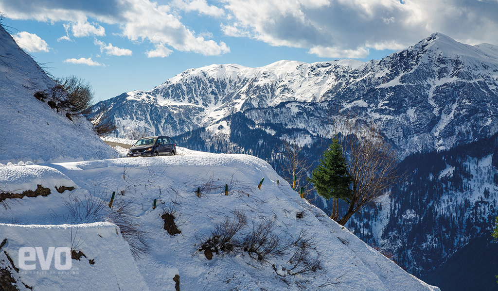 White Knight: Driving the Tata Hexa to Rohtang pass White Knight: Driving the Tata Hexa to Rohtang pass