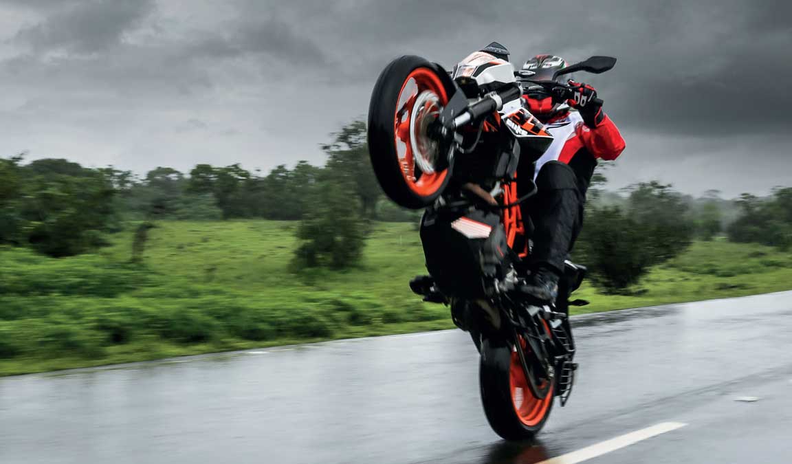 New vs old: KTM 390 Duke vs Yamaha RD 350