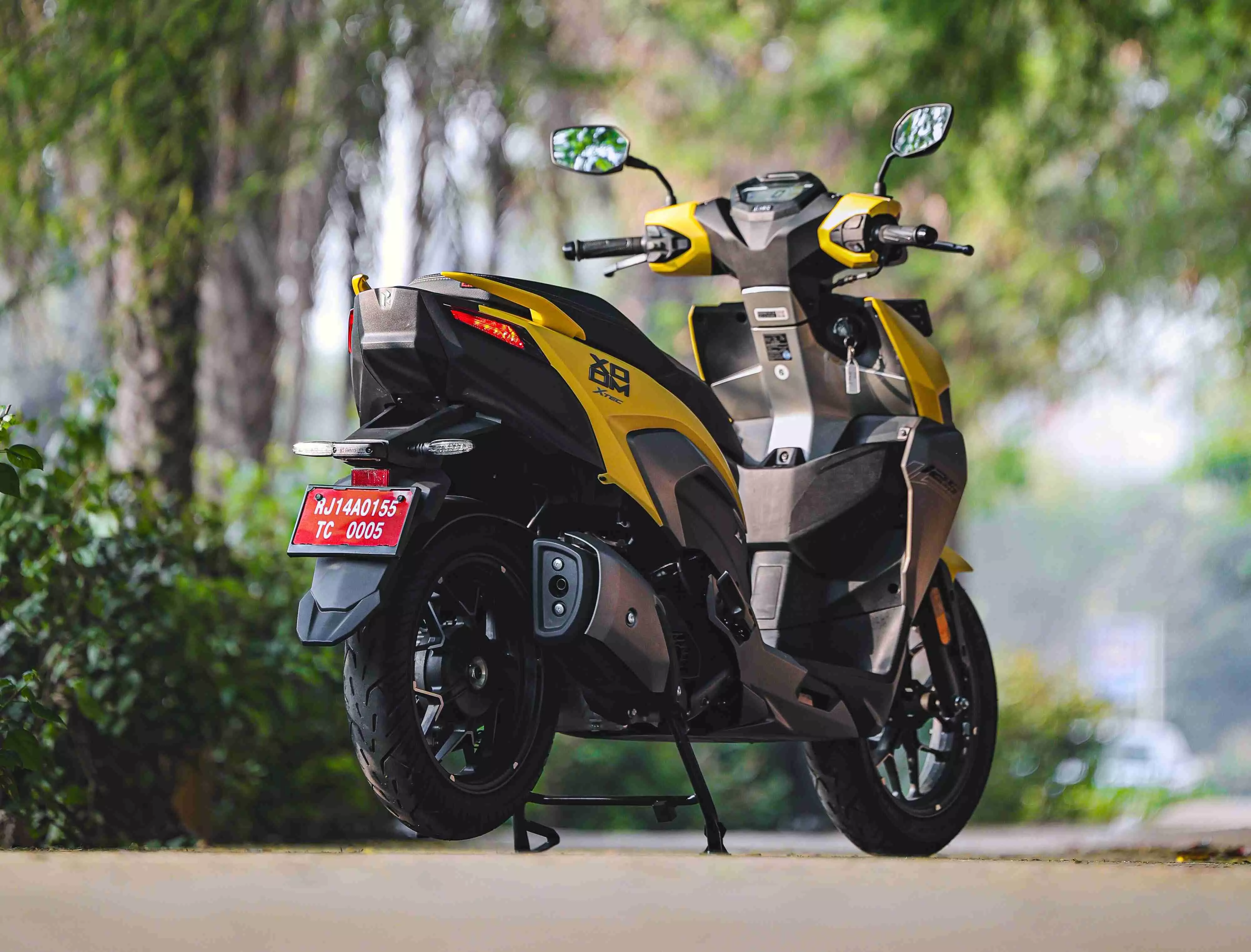 The Xoom 125 gets a 120/70 rear tyre. The Xoom 125 gets a 120/70 rear tyre.
