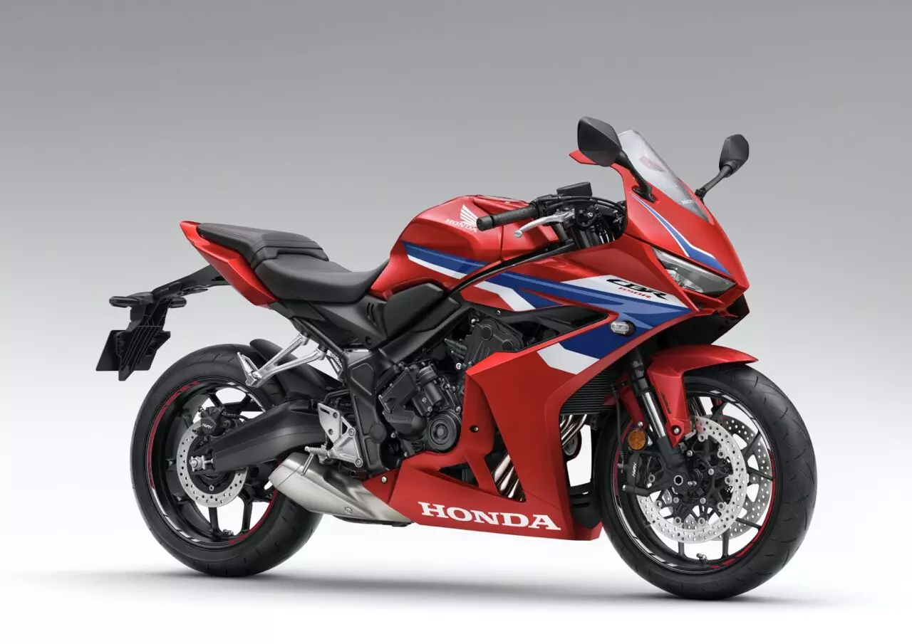 The CBR650R is the sportier model of the two motorcycles The CBR650R is the sportier model of the two motorcycles