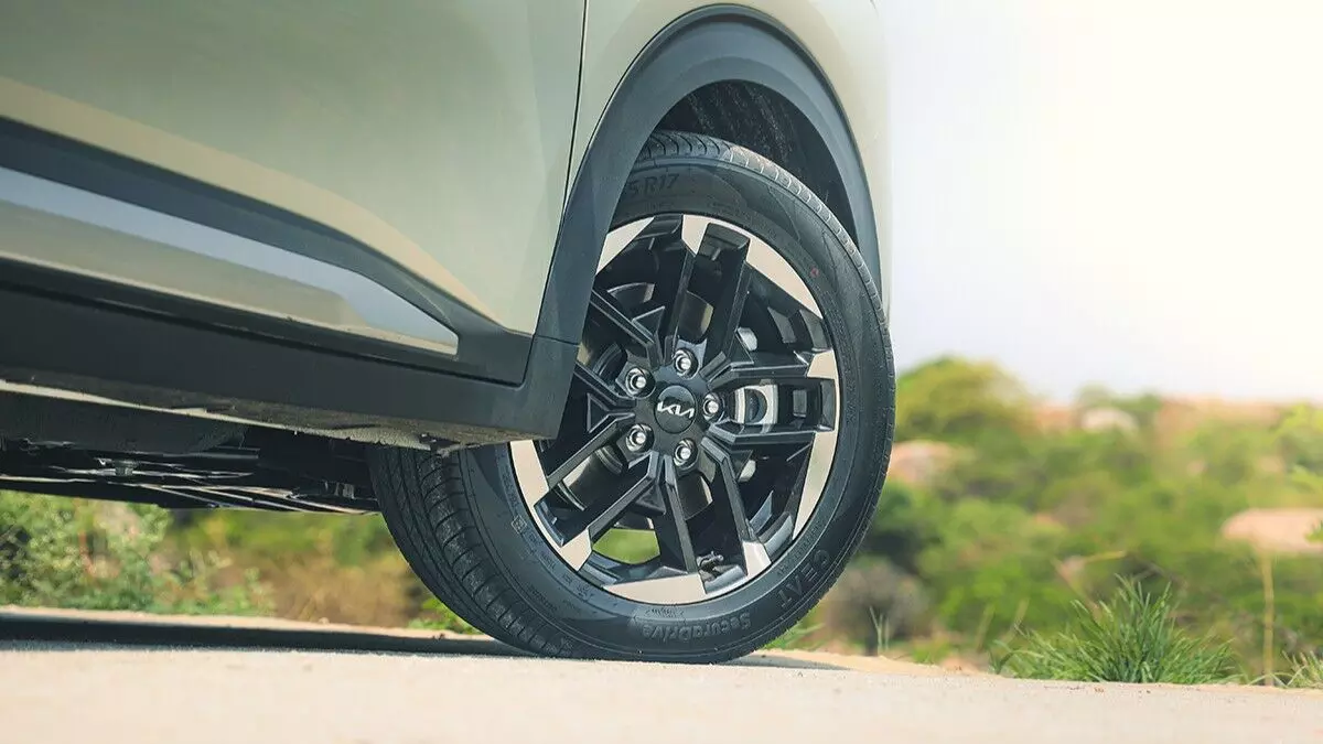 The wheels on this top-end car actually look really nice and add a certain edge to the visual package in profile. -Shot by Avdhoot A Kolhe for Evo India 