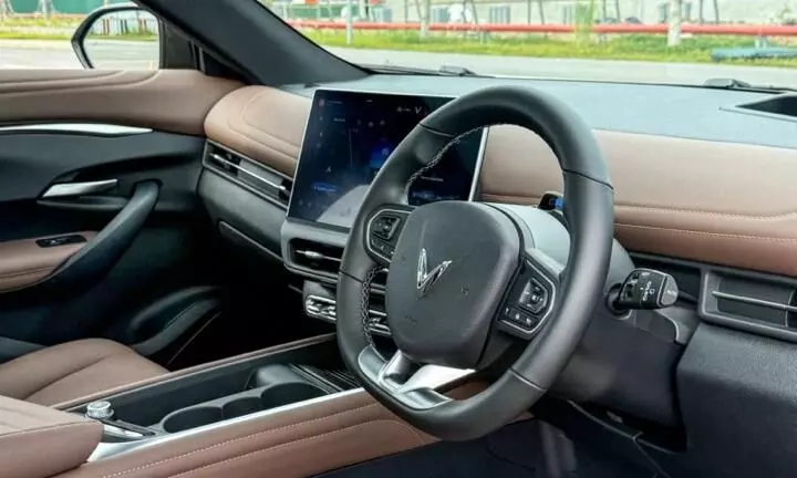 VinFast relies on an HUD to convey information to the driver, with additional info being displayed on the large 12.9-inch infotainment screen VinFast relies on an HUD to convey information to the driver, with additional info being displayed on the large 12.9-inch infotainment screen
