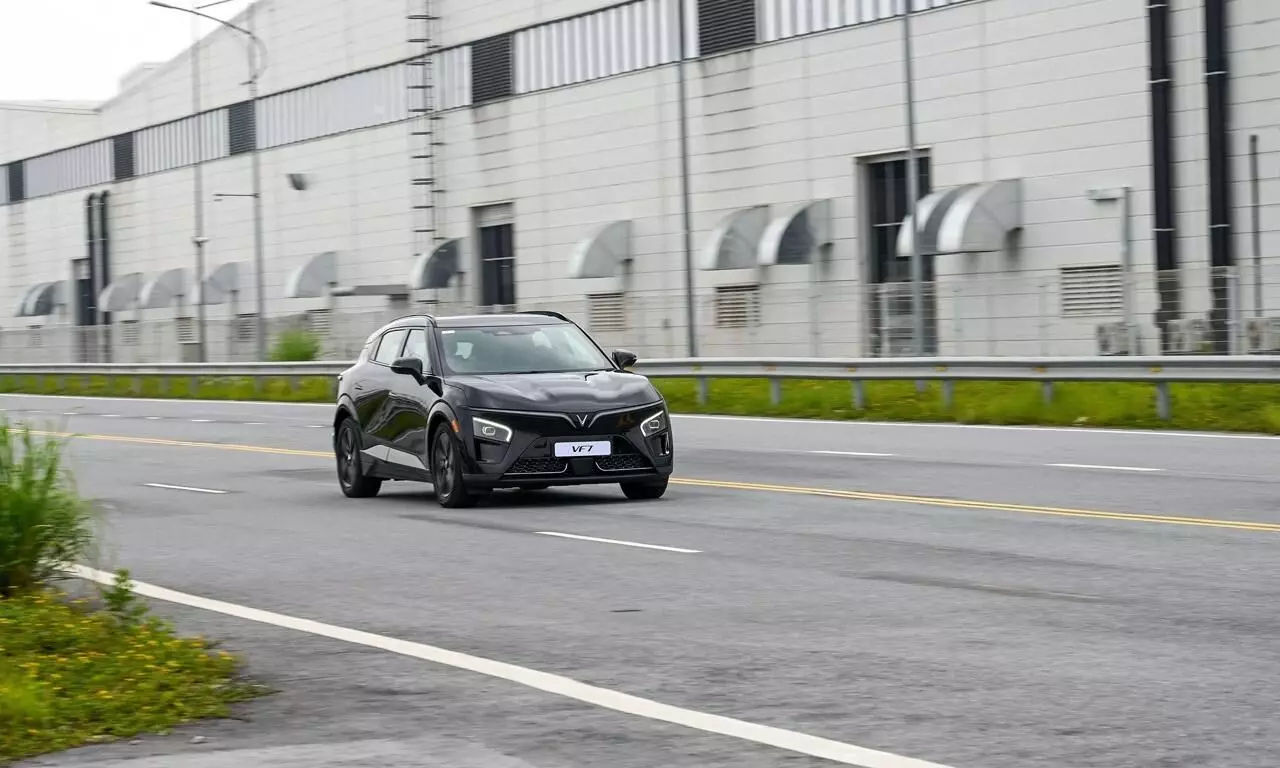 The VF7 rides with confidence at high speed The VF7 rides with confidence at high speed