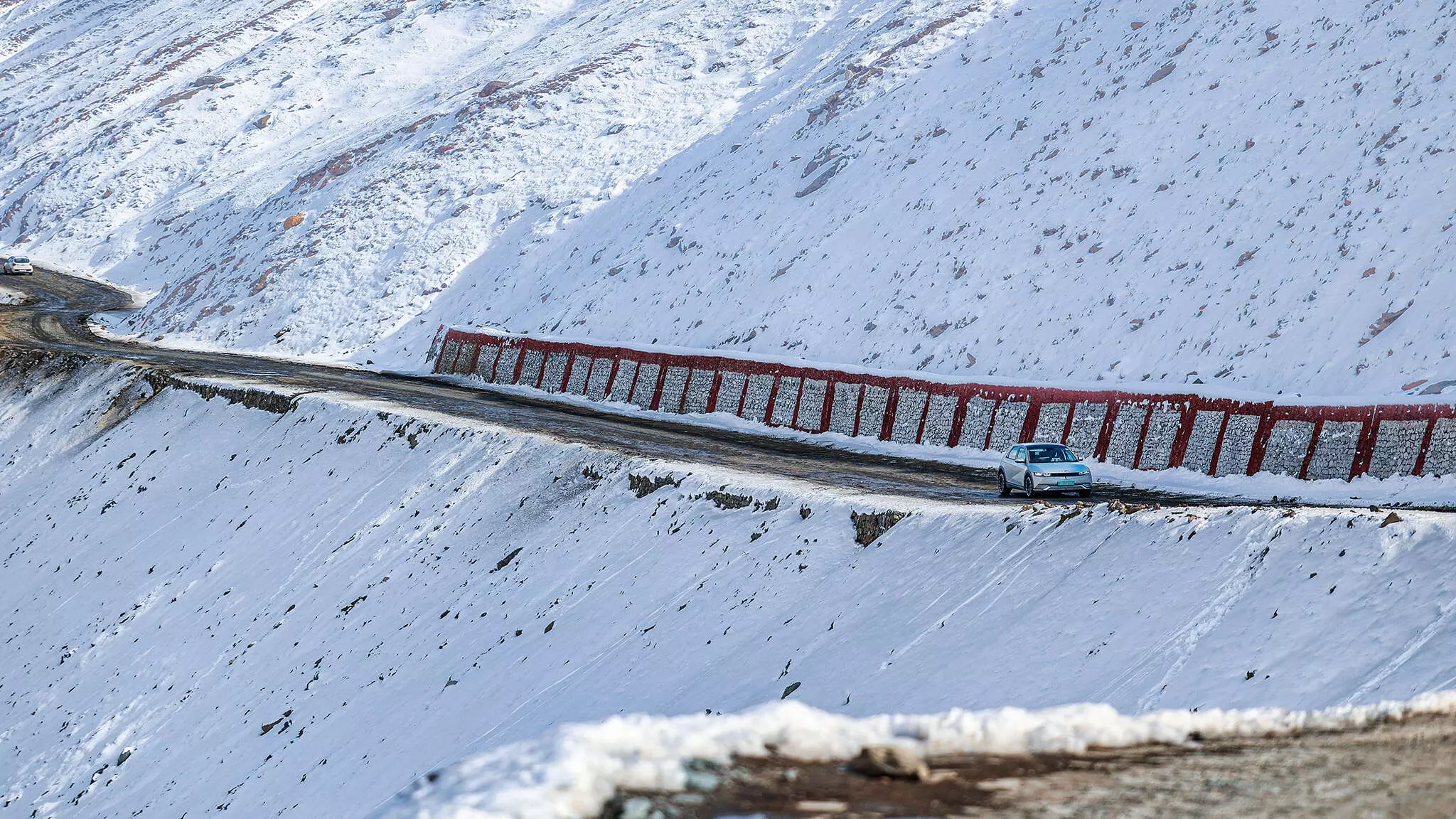 The treacherous Zojila Pass was made even more treacherous due to the snow. -Shot by Avdhoot A Kolhe for Evo India The treacherous Zojila Pass was made even more treacherous due to the snow. -Shot by Avdhoot A Kolhe for Evo India