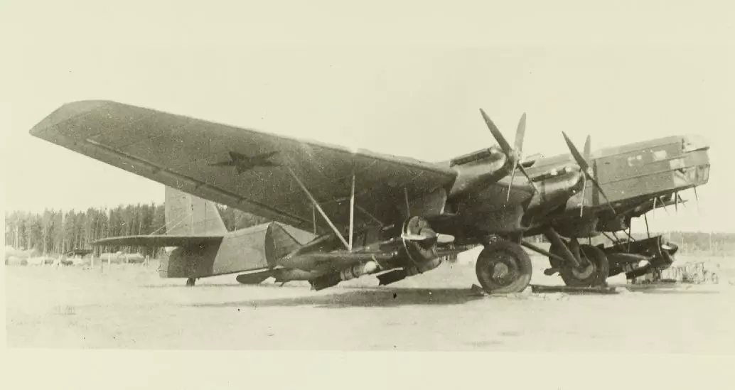 The Zveno-SPB planes were released by their carrier 25 miles out from the target and returned to base themselves. The Zveno-SPB planes were released by their carrier 25 miles out from the target and returned to base themselves.