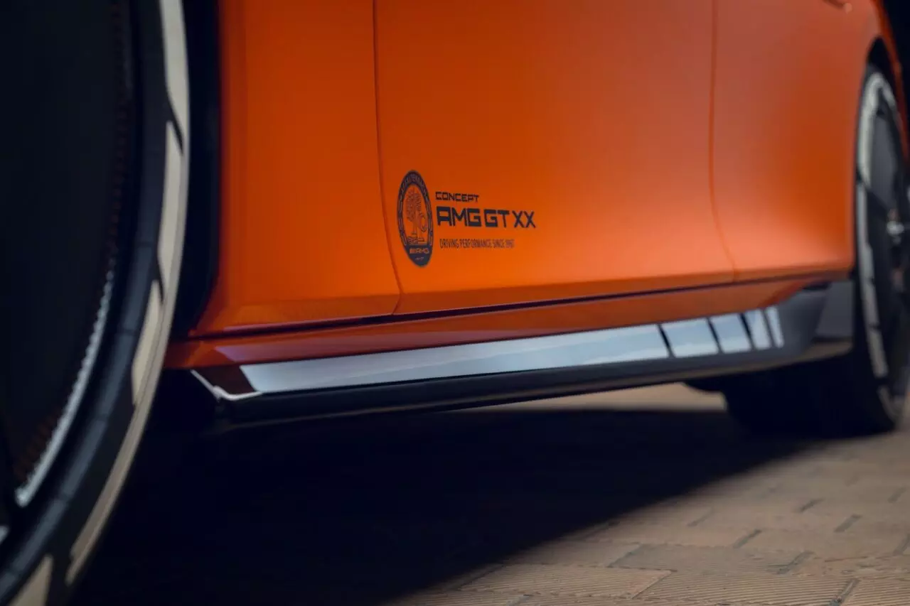 The side skirts get luminescent segments which serve as a visual means of communication during charging The side skirts get luminescent segments which serve as a visual means of communication during charging
