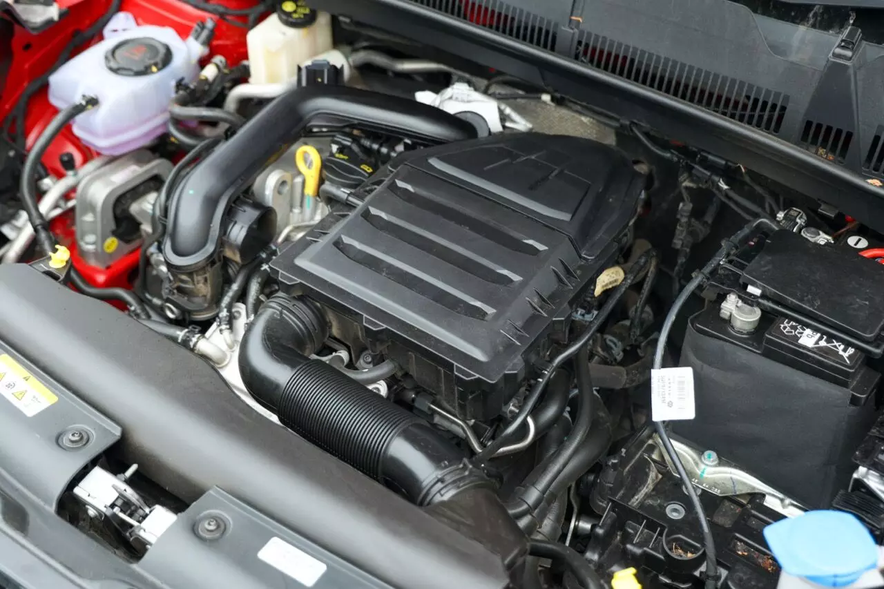 The Škoda Kylaq is powered by a 1-litre TSI petrol engine that produces 114bhp of power and 178Nm of torque, and it is mated to a 6-speed torque converter automatic – shot by Team evo India