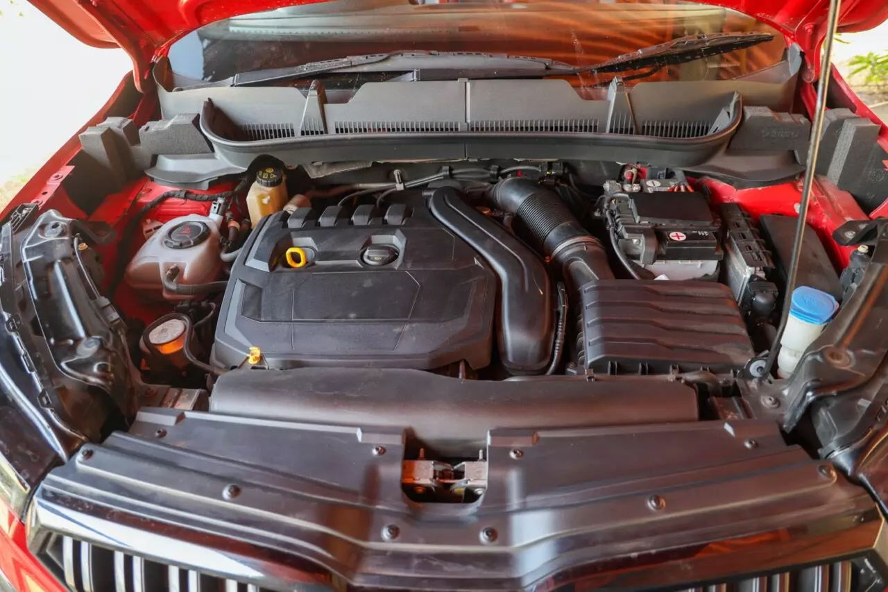 The 1.5-litre TSI petrol engine offered with the Kushaq and the Slavia is the one to get if performance is your priority. This engine is mated to a 7-speed DSG transmission – shot by Team evo India