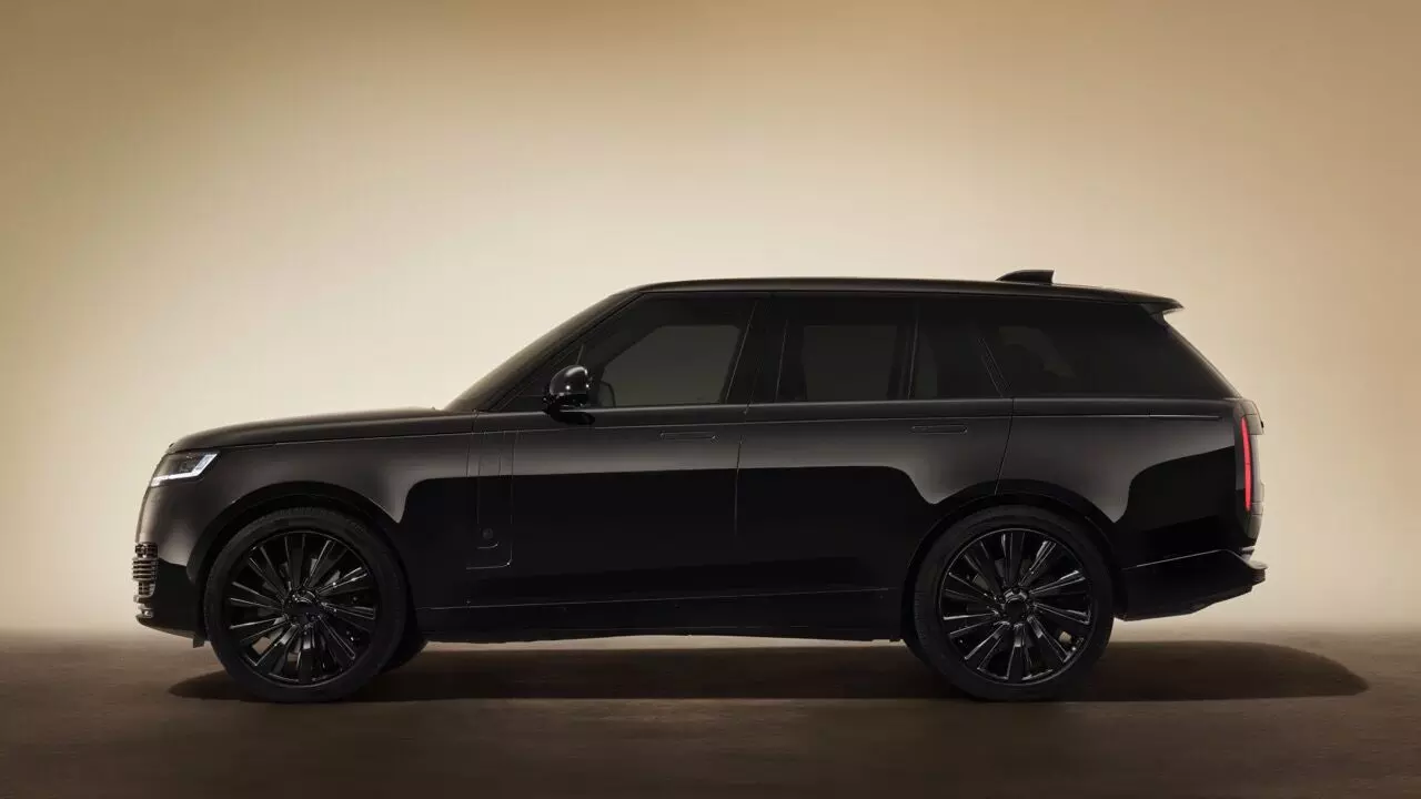 The Range Rover SV Black gets 23-inch alloy wheels finished in gloss black The Range Rover SV Black gets 23-inch alloy wheels finished in gloss black