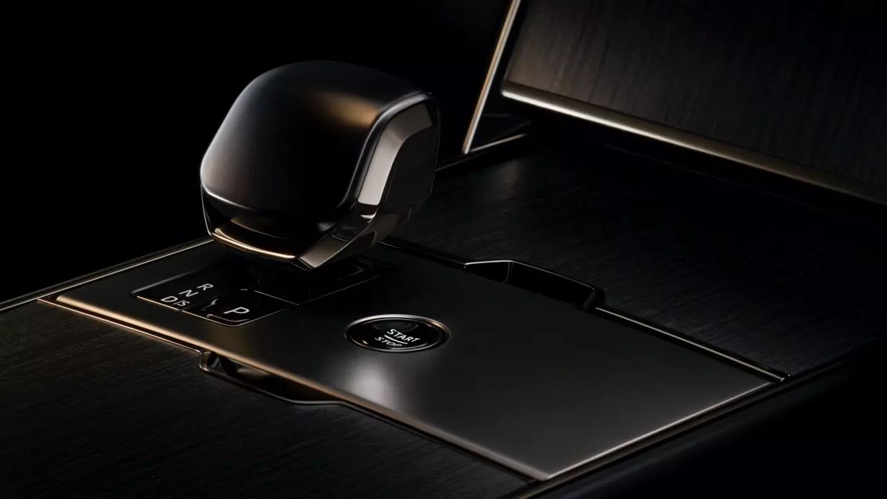 The gear selector has been finished in satin black ceramic The gear selector has been finished in satin black ceramic