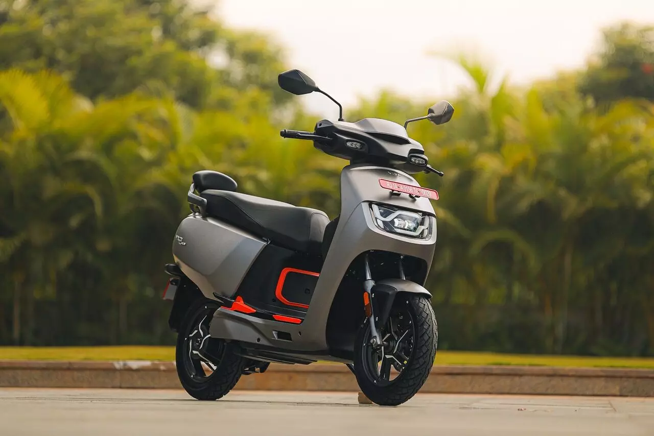 The VX2 bears a resemblance to the Vida V1 and V2 thanks to the headlamp and tail lights with the distinct DRLs – Shot by Avdhoot A Kolhe for evo India
