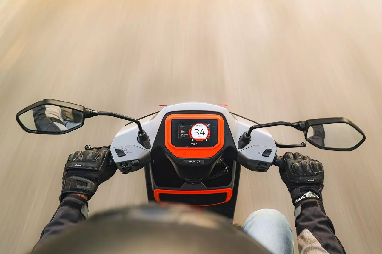 The VX2 Plus gets a new 4.3-inch colour TFT screen on the Plus variant – Shot by Avdhoot A Kolhe for evo India