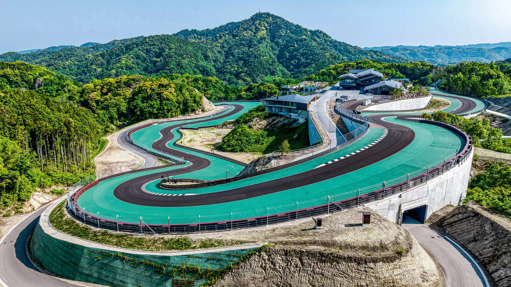 The Magarigawa Club is situated to the south of Tokyo amidst the scenic hills of the Chiba prefecture, it looks like a James Bond villain’s secret lair.