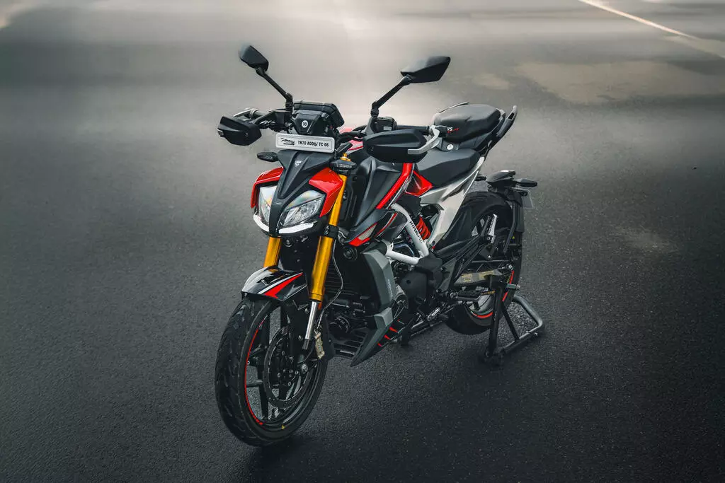 The 2025 TVS Apache RTR 310 gets knuckle guards, sequential turn indicators, and a clear clutch cover - Shot by Avdhot A Kolhe The 2025 TVS Apache RTR 310 gets knuckle guards, sequential turn indicators, and a clear clutch cover - Shot by Avdhot A Kolhe