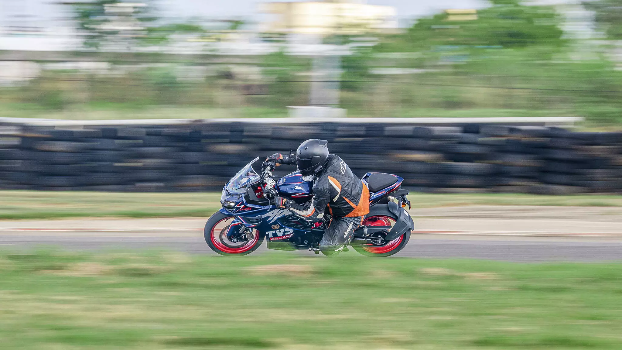 The Apache RR 310 comes packing a 312.2cc, single-cyl, reverse-inclined engine mated to a six-speed box that is mated to a slip and assist clutch; makes 37.4bhp and 29Nm — Shot by Avdhoot A Kolhe for evo India