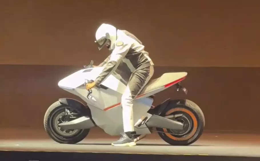 The updated Diiamondhead prototype features a full-width lightbar at the front; a hub-centred steering setup; carbonfibre mudguards and Eurogrip Roadhound tyres. The updated Diiamondhead prototype features a full-width lightbar at the front; a hub-centred steering setup; carbonfibre mudguards and Eurogrip Roadhound tyres.
