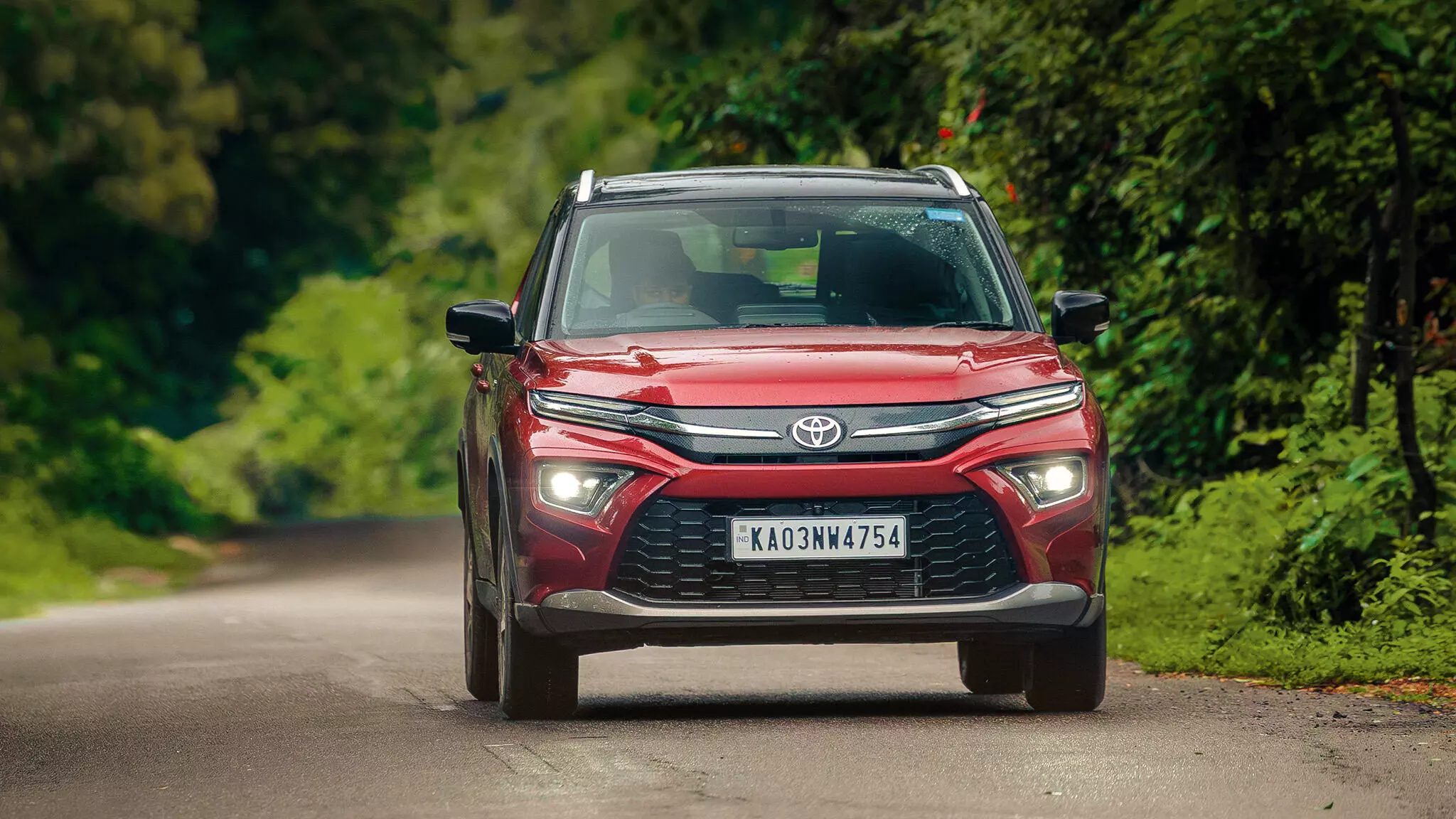 The Hyryder makes driving in traffic a rather relaxing exercise in the EV mode with the added advantage of achieving 23.4kmpl of fuel-efficiency —Shot by Rohit G Mane for evo India