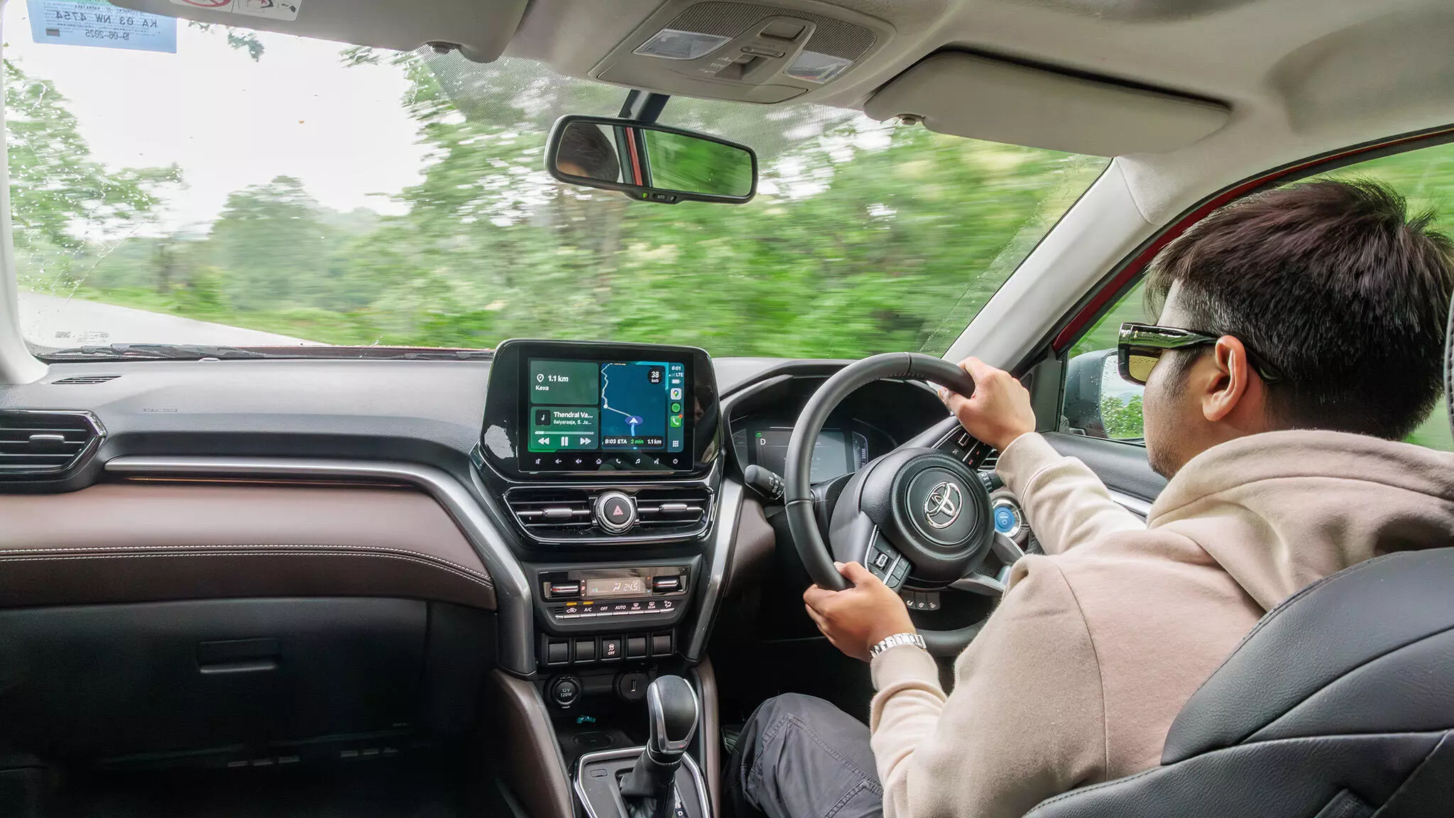 On our second leg from Bengaluru to Thrissur, the Hyryder comfortably cruised at 80kmph; we enjoyed open roads with a smooth ride and a quiet cabin — Shot by Rohit G Mane for evo India