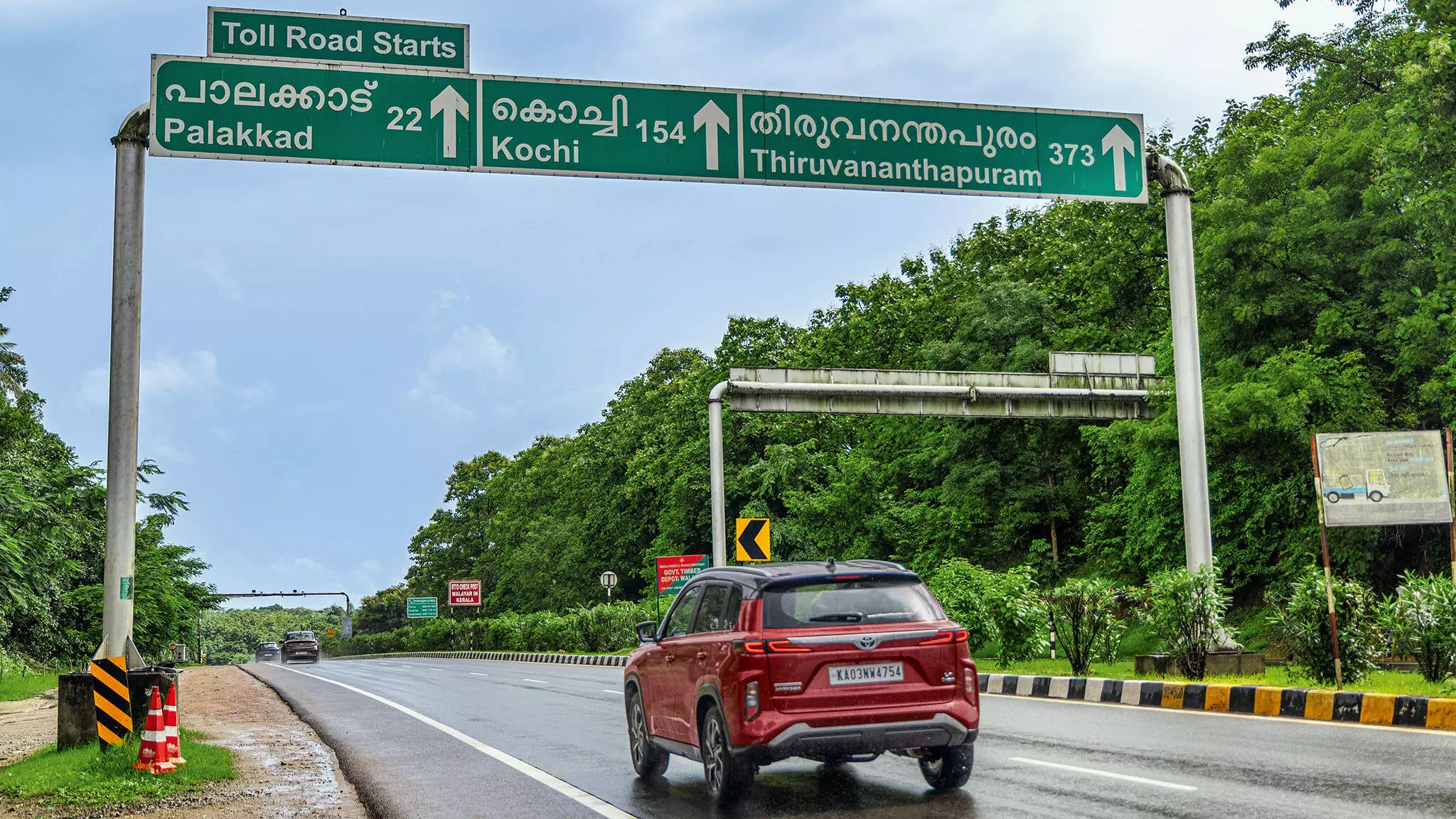 The Sportin Red colour of the Hyryder looked appealing, especially against all the green scenery; the onboard safety tech such as the ESP ensured control on the twisty roads — Shot by Rohit G Mane for evo India