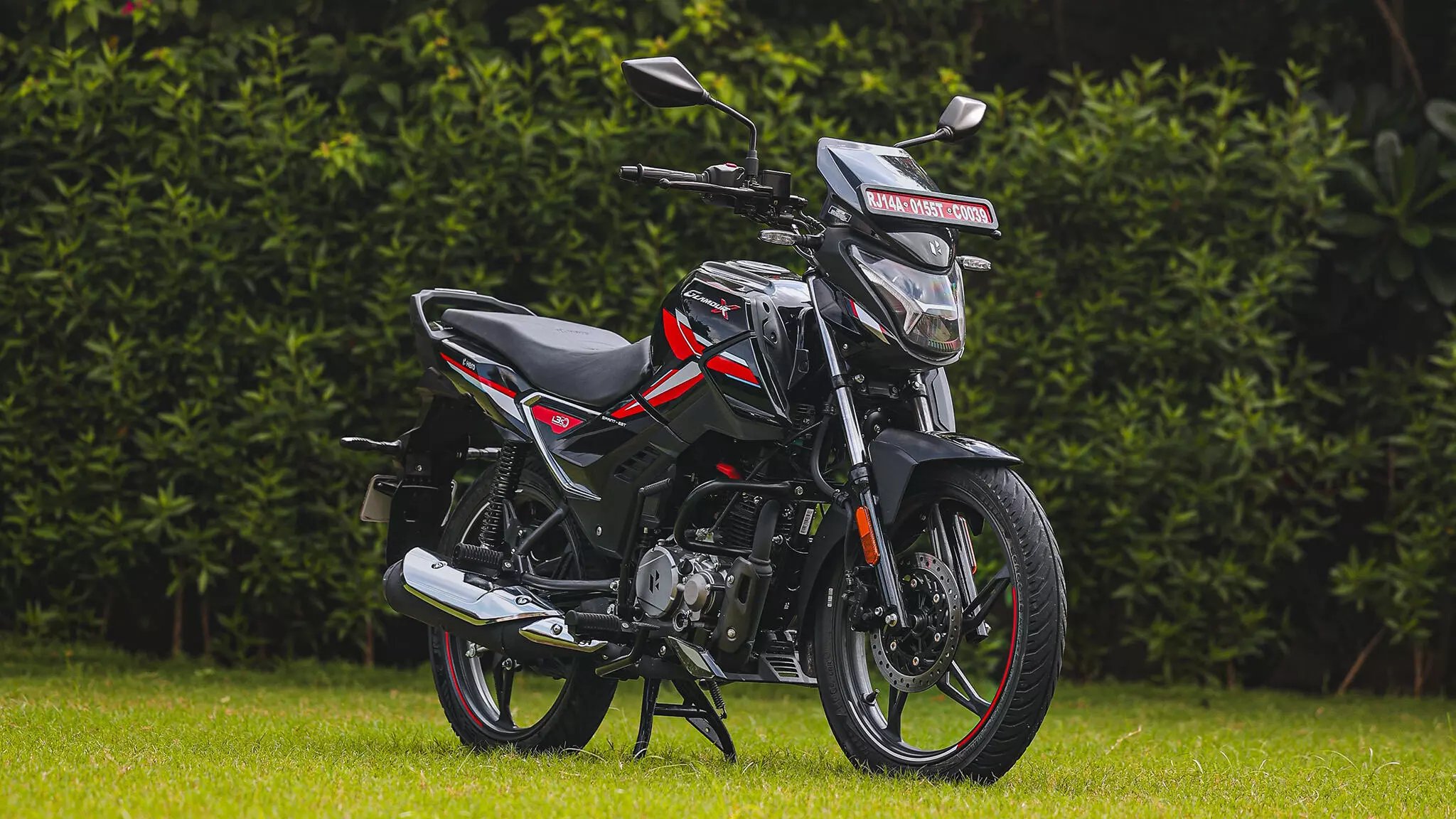 The Hero Glamour X looks familiar in design to its predecessor, but gets muscular body panels that give it a big-bike-like presence — Shot by Avdhoot A Kolhe for evo India