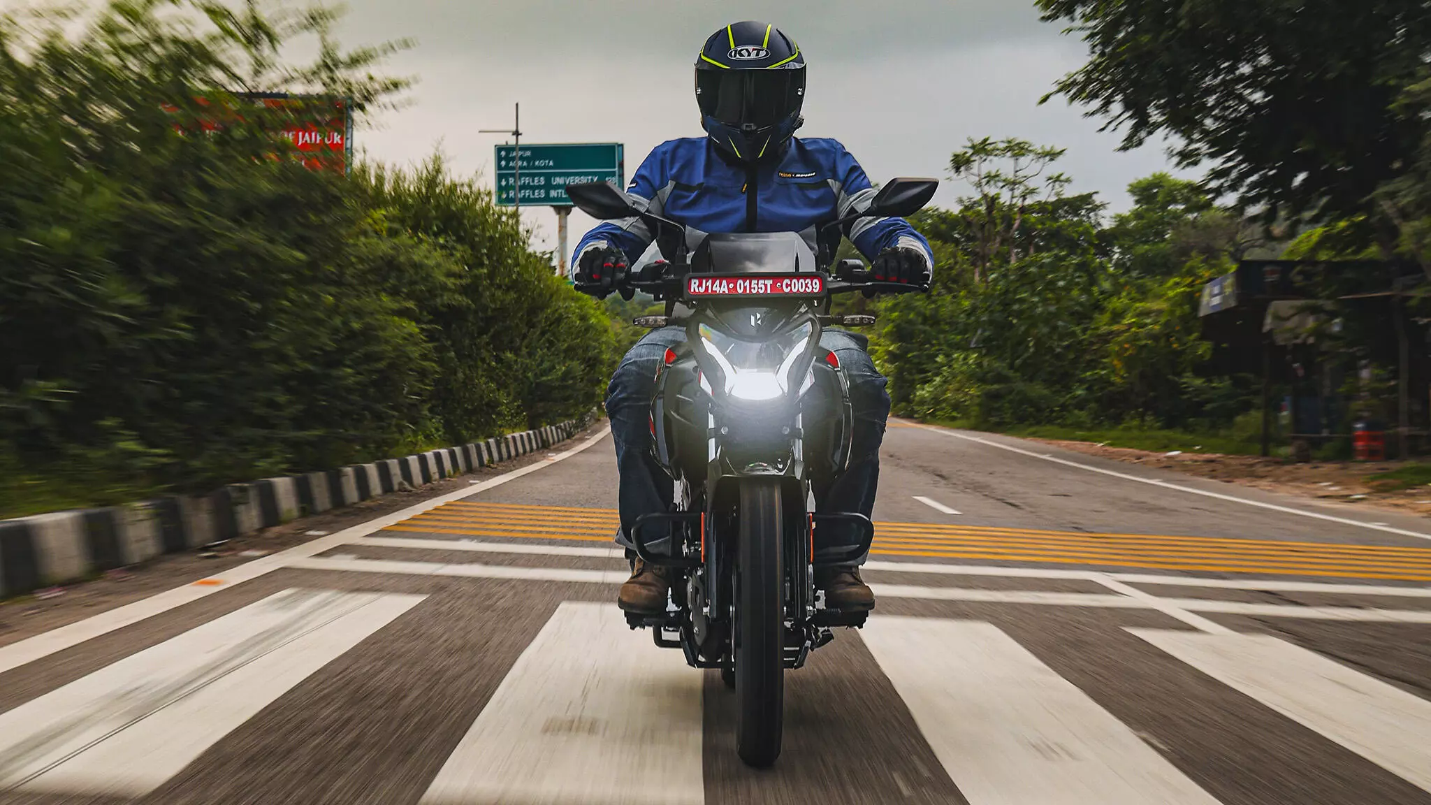 It is a very easy bike to ride with a supple suspension setup that takes care of majority of the undulations on the road — Shot by Avdhoot A Kolhe for evo India