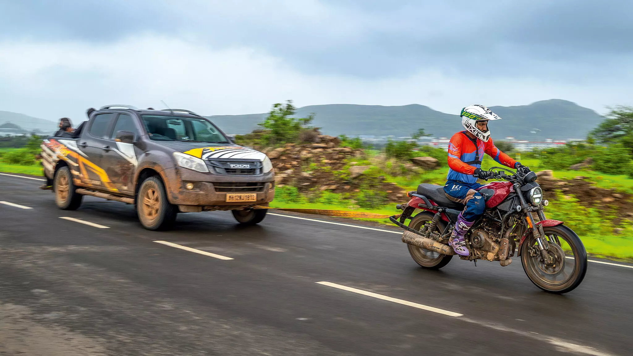 We set out to simulate the wear and tear of 10 Ladakh trips on the X400 in a narrow two minute window — Shot by Avdhoot A Kolhe for evo India We set out to simulate the wear and tear of 10 Ladakh trips on the X400 in a narrow two minute window — Shot by Avdhoot A Kolhe for evo India