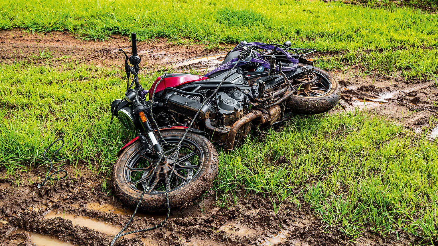 In just two cranks the X440 roared to life with no broken parts in sight apart from a negligible ding on the fuel tank — Shot by Avdhoot A Kolhe for evo India In just two cranks the X440 roared to life with no broken parts in sight apart from a negligible ding on the fuel tank — Shot by Avdhoot A Kolhe for evo India