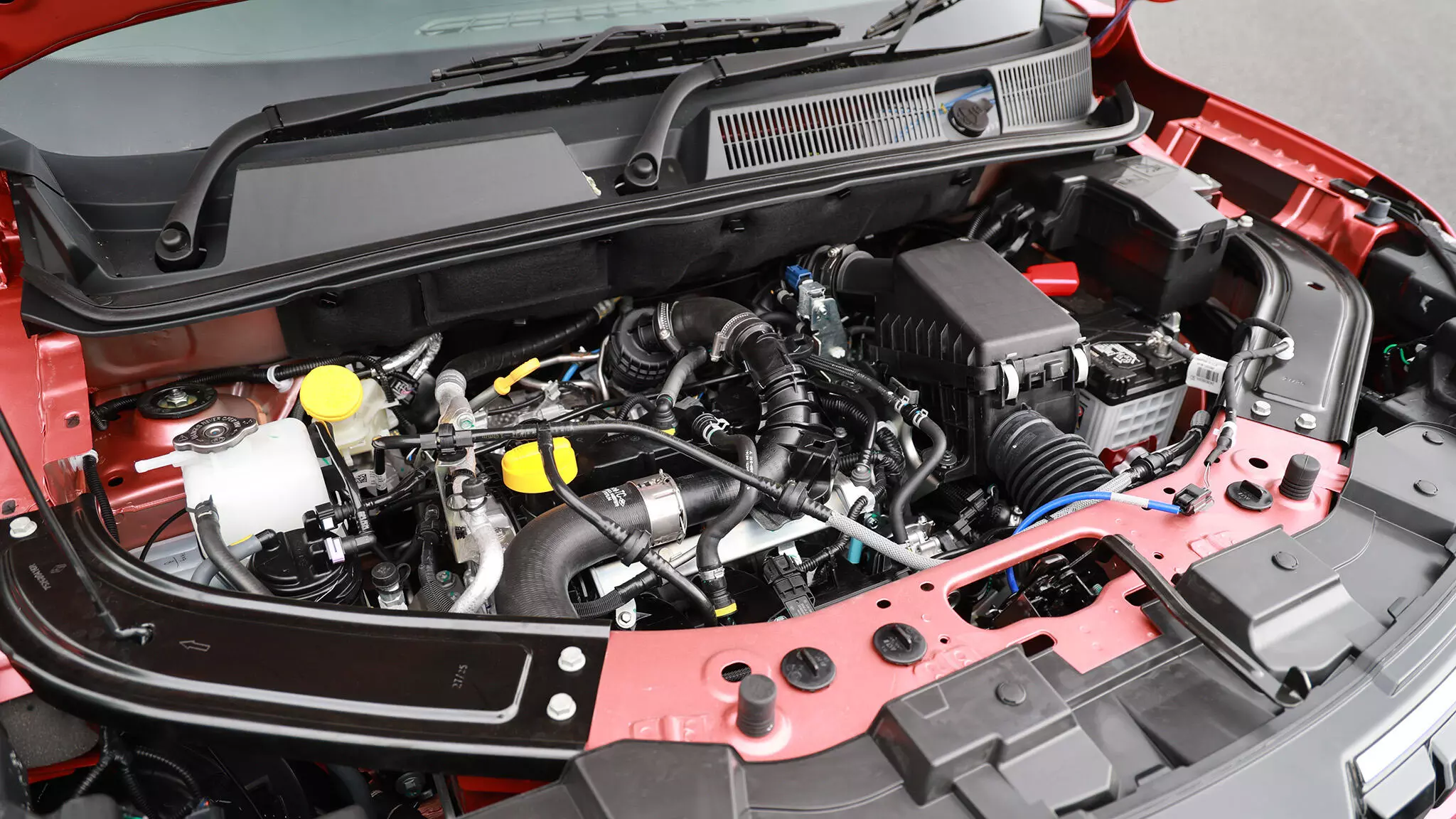 The Kiger facelift retains the 1-litre three-cylinder nat-asp petrol engine that makes 71bhp and 96Nm; the more potent 1-litre three-cylinder turbo-petrol engine makes 98.6bhp and 160Nm — Shot by Rohit G Mane for evo India