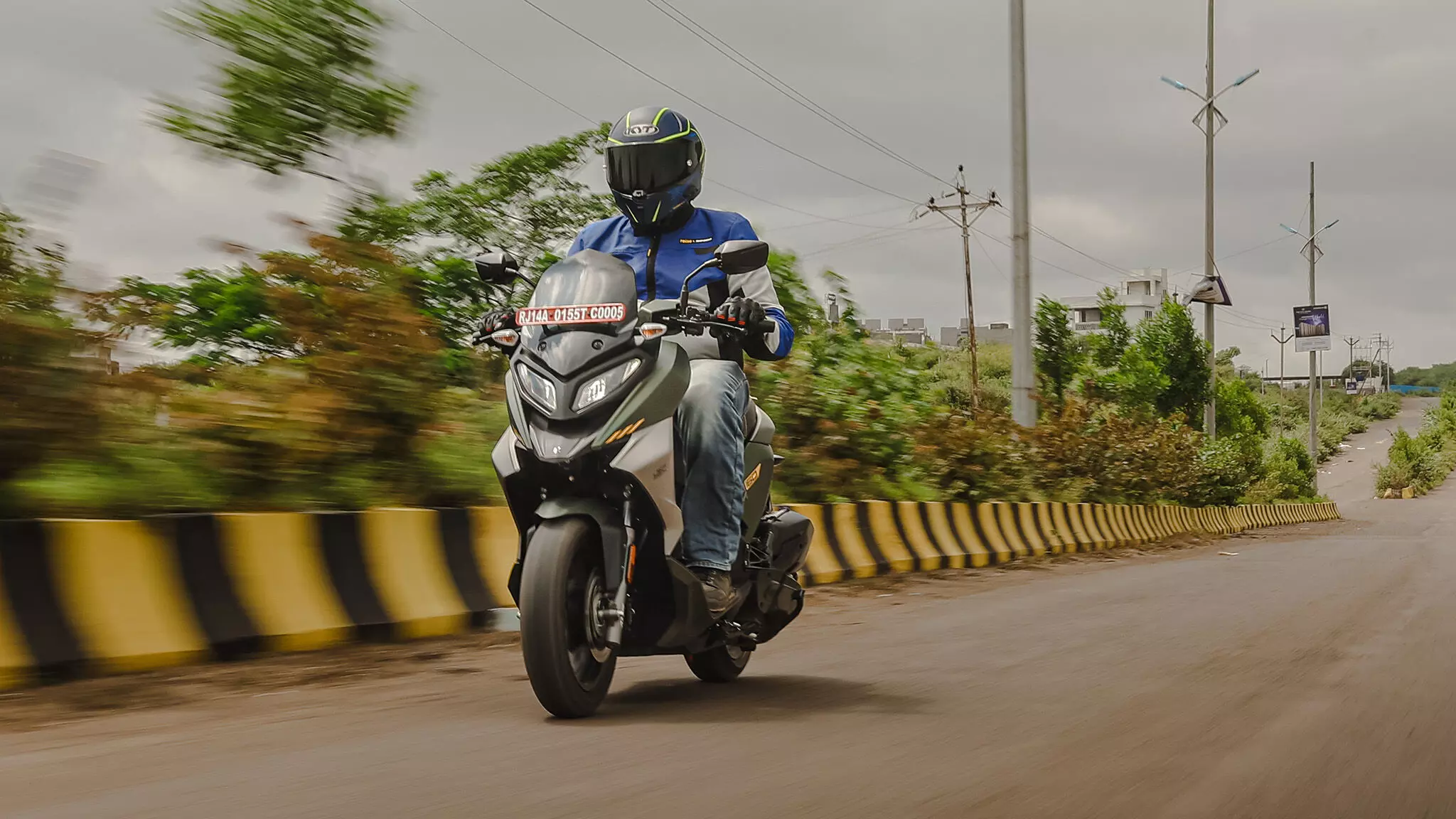The 156cc single-cylinder engine makes 14.6bhp at 8000rpm and 14Nm at 6250rpm and feels very refined even while going triple digit speeds — Shot by Shubham Hadke for evo India