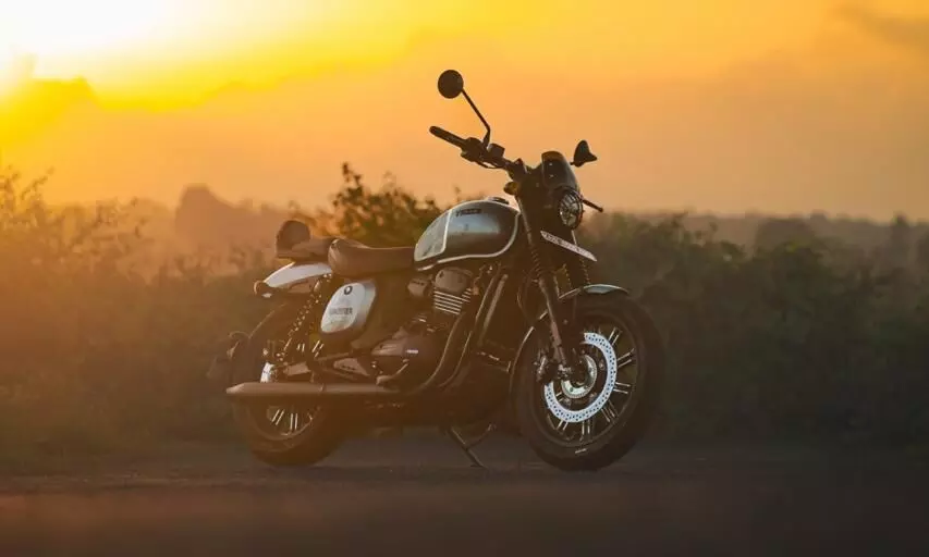 The new Roadster sports a similar front-end design to the outgoing model but gets a completely redesigned tail section – shot by Avdhoot A Kolhe & Kaizad Darukhanawala The new Roadster sports a similar front-end design to the outgoing model but gets a completely redesigned tail section – shot by Avdhoot A Kolhe & Kaizad Darukhanawala