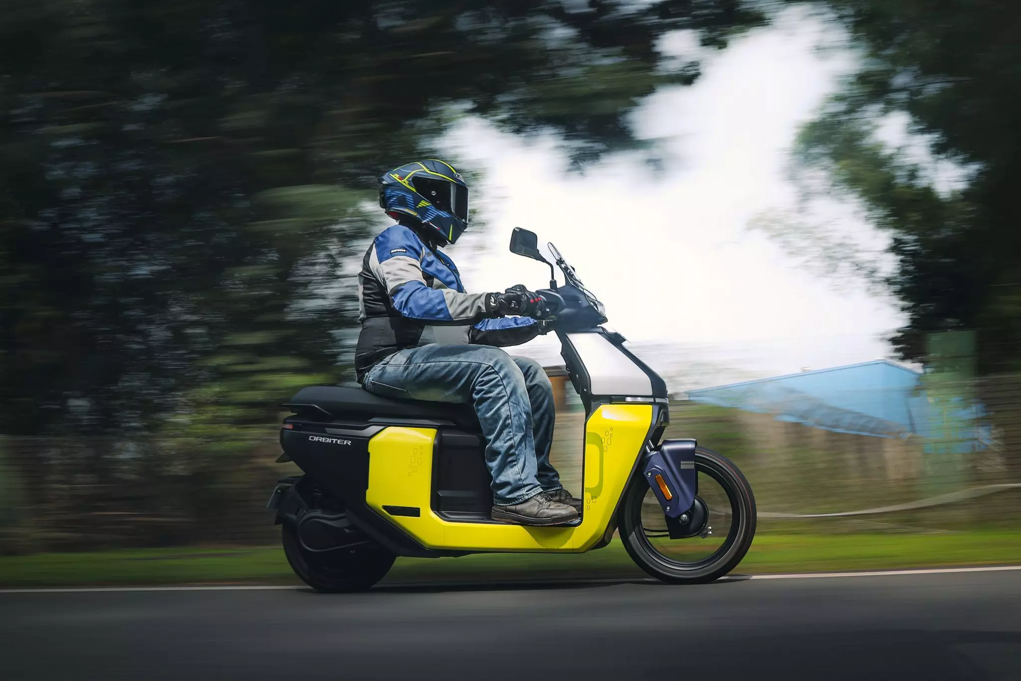 The riding position and overall ergonomics are on point especially aided by the 290mm long flat floorboard — Shot by Avdhoot A Kolhe for evo India