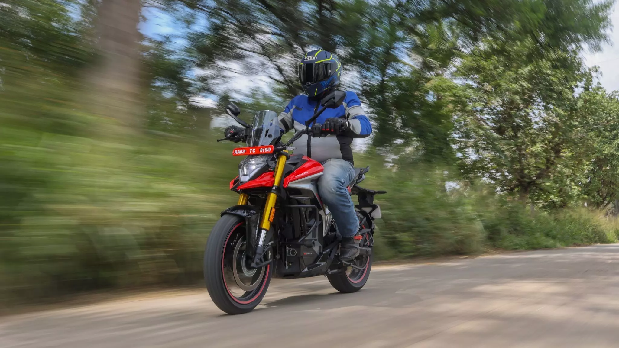 It makes 39.45bhp and 100Nm, a larger rear sprocket allows for a snappier power delivery than the F77 — Shot by Rohit G Mane for evo India