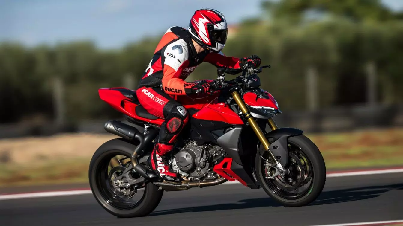 Packs an 890cc liquid-cooled, 90-degree V-twin engine producing 118bhp and 93Nm with a 6-speed gearbox Packs an 890cc liquid-cooled, 90-degree V-twin engine producing 118bhp and 93Nm with a 6-speed gearbox