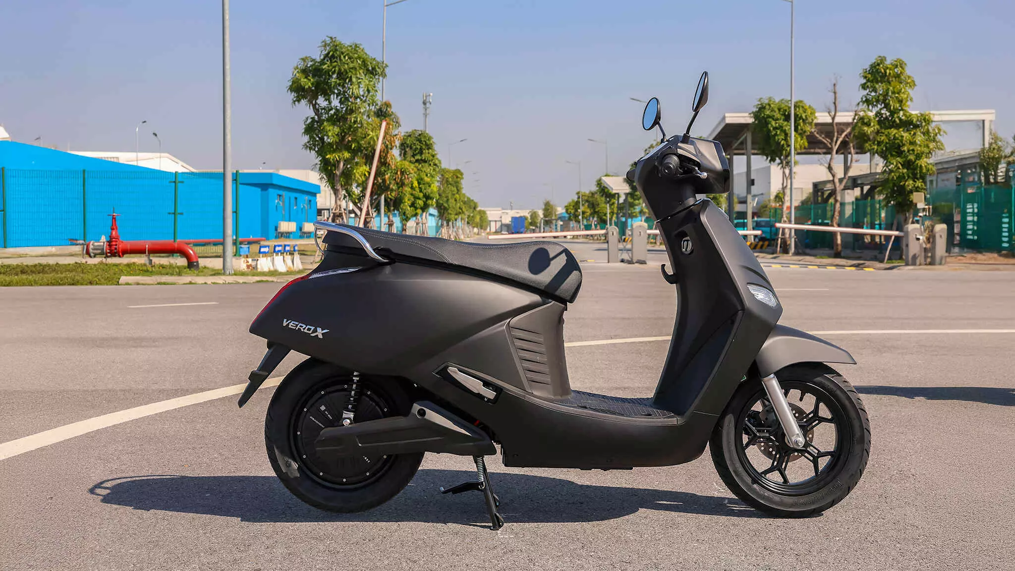 The Vero X is the lightest entry-level offering from VinFast weighing under 100kg, making a meagre 2bhp and 70kmph top speed; a 2.4kWh LFP battery offers 134km of range