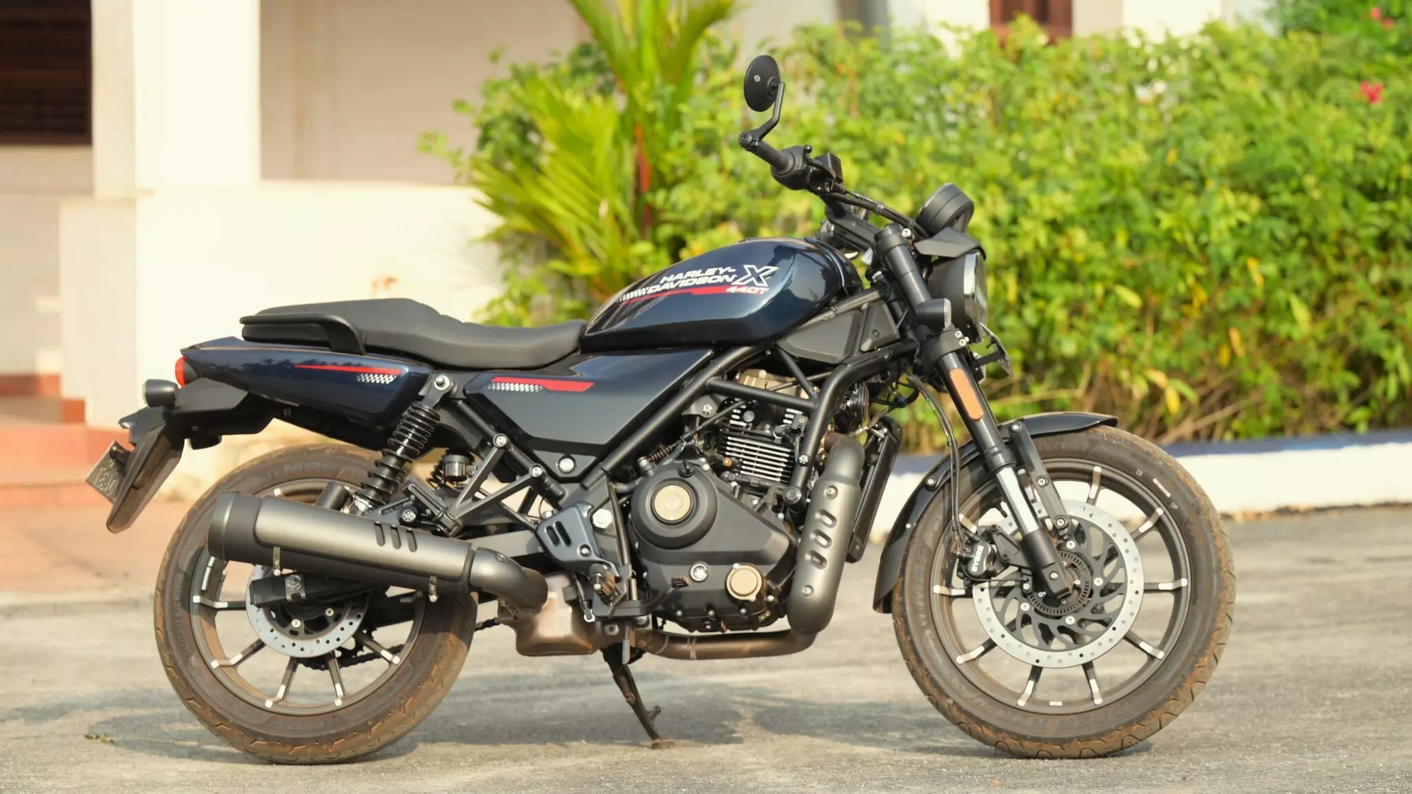 The new 1200XR-inspired tank graphics replace the bar & shield logo; it also gets racing motifs on the lower body panels – Shot by Harley-Davidson India The new 1200XR-inspired tank graphics replace the bar & shield logo; it also gets racing motifs on the lower body panels – Shot by Harley-Davidson India