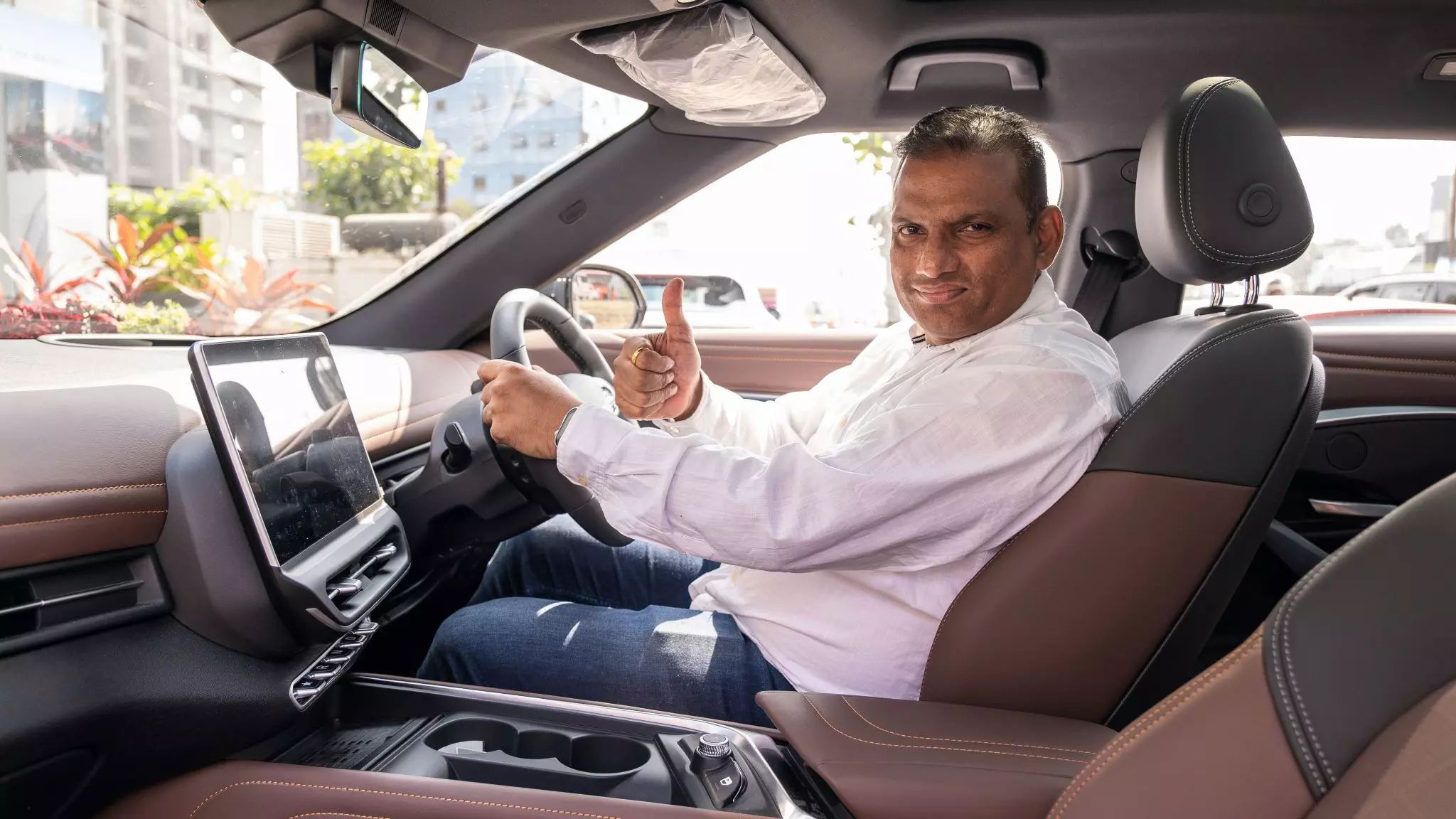 A proud VF 7 Wind variant owner, a businessman, who appreciates the 532km ARAI claimed range from the bigger 70.8kWh pack — Shot by Sachin Khot for evo India