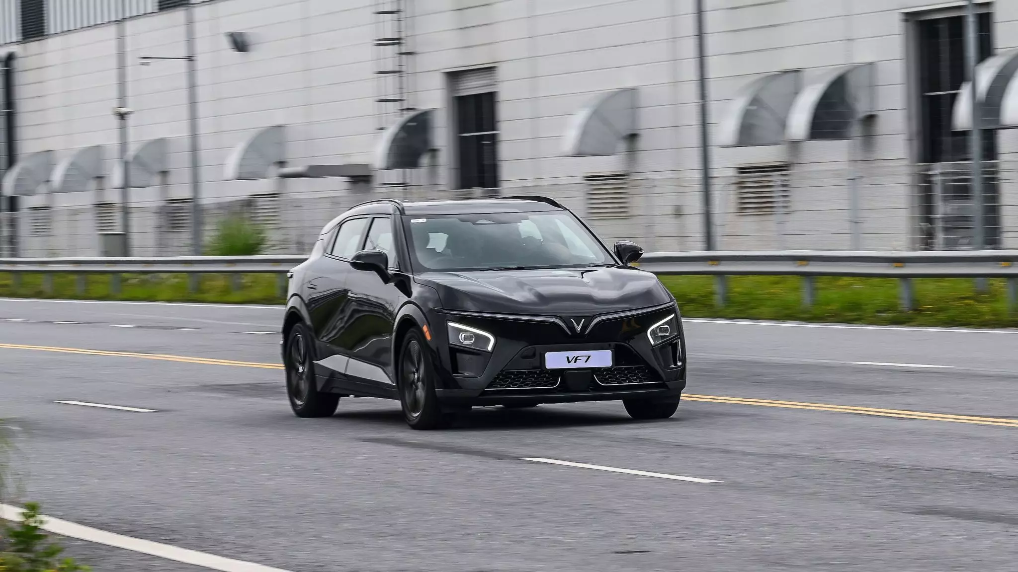 The two VinFasts in India have distinctly chiseled faces with an instantly recognisable bird-like LED light bar with the integrated V logo