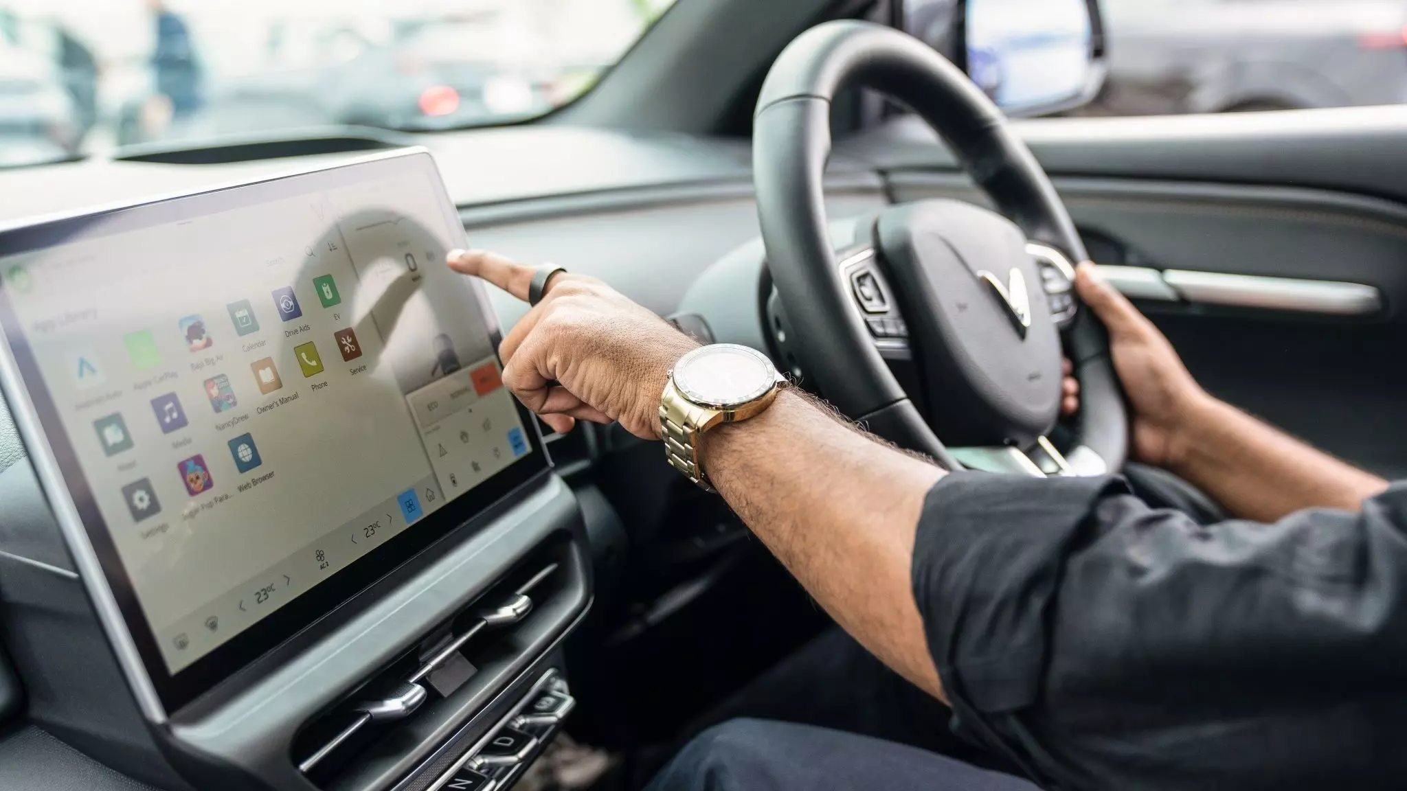 Both VF 6 and VF 7 models feature a 12.3-inch touchscreen, a HUD, ventilated seats, a panoramic glass roof and a 360-degree surround view monitor