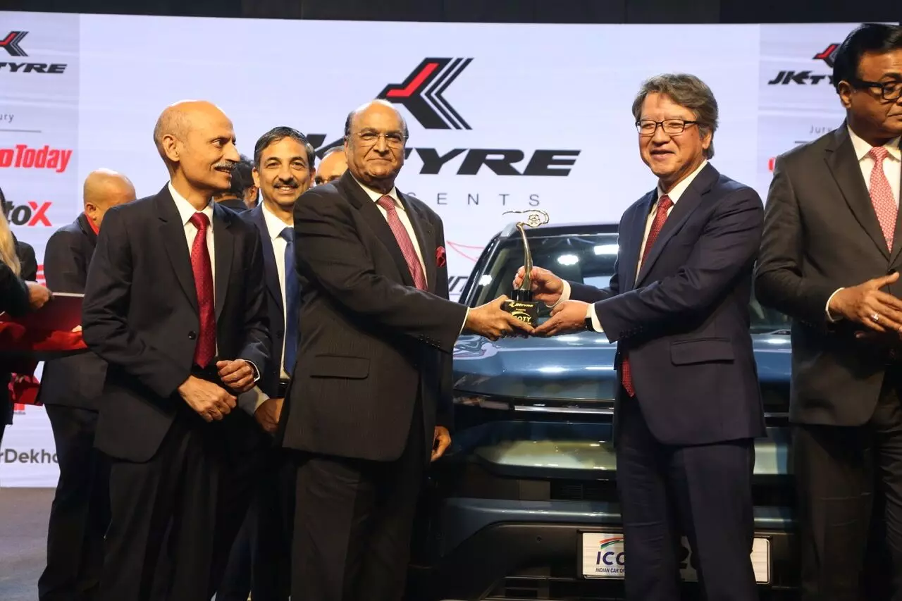 Dr. Raghupati Singhania, Chairman & Managing Director, JK Tyre & Industries Limited (in centre) at the ICOTY and IMOTY awards